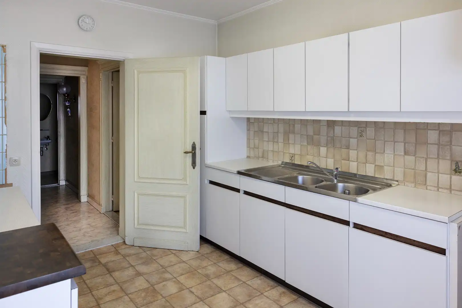 Ruim, te renoveren, appartement met 4 slpks en grote garage. foto 7