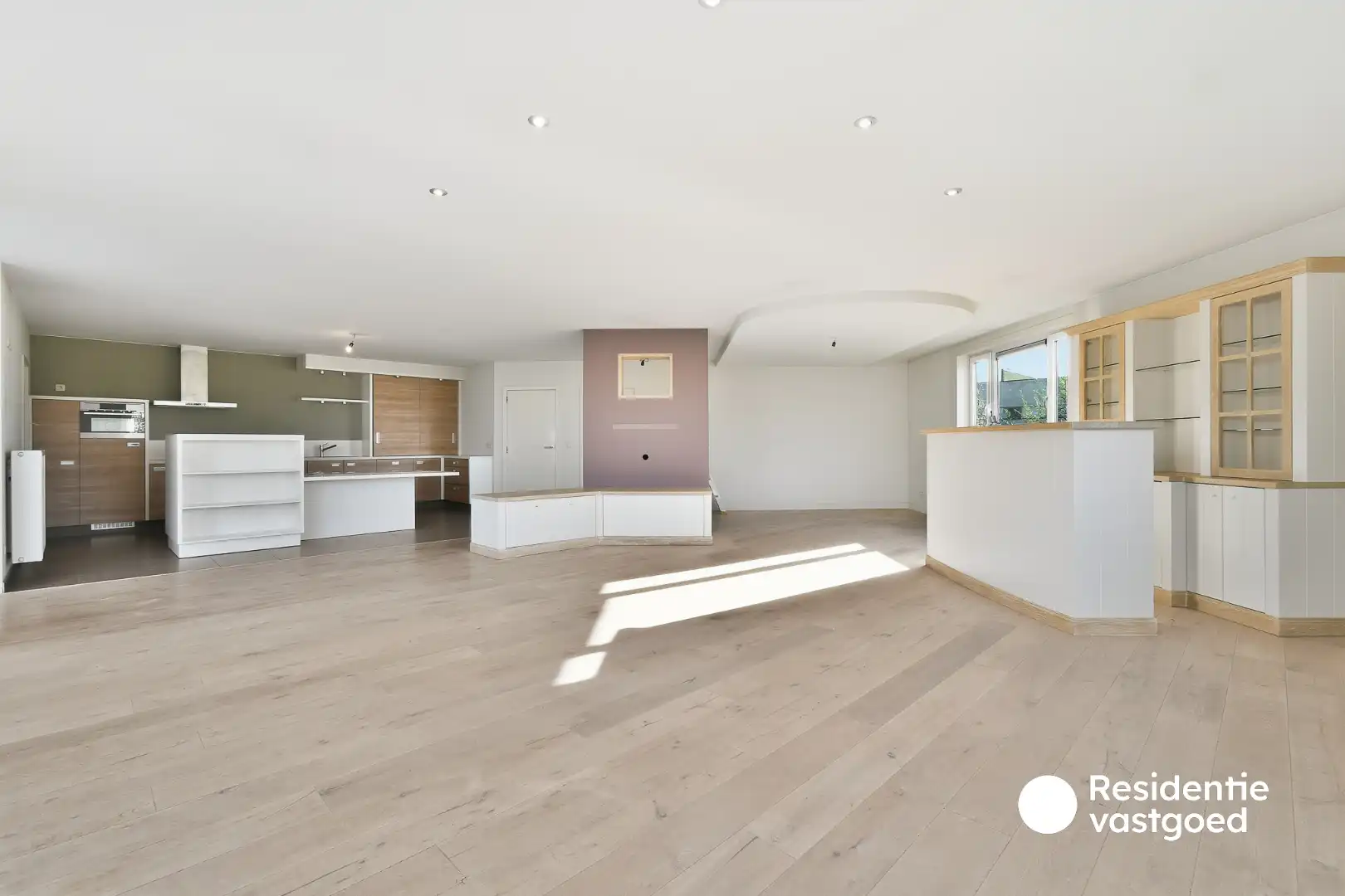 Zeer ruim en modern appartement te huur in Eernegem foto {{pictureIndex}}