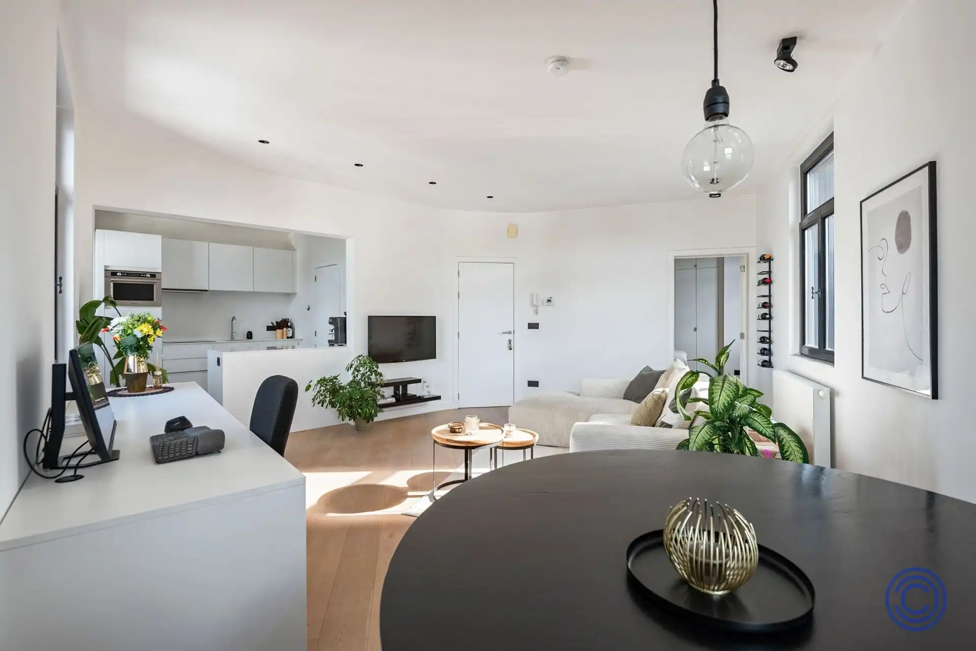 Lichtrijk, instapklaar hoekappartement met UNIEK ZICHT op de stad! foto 4
