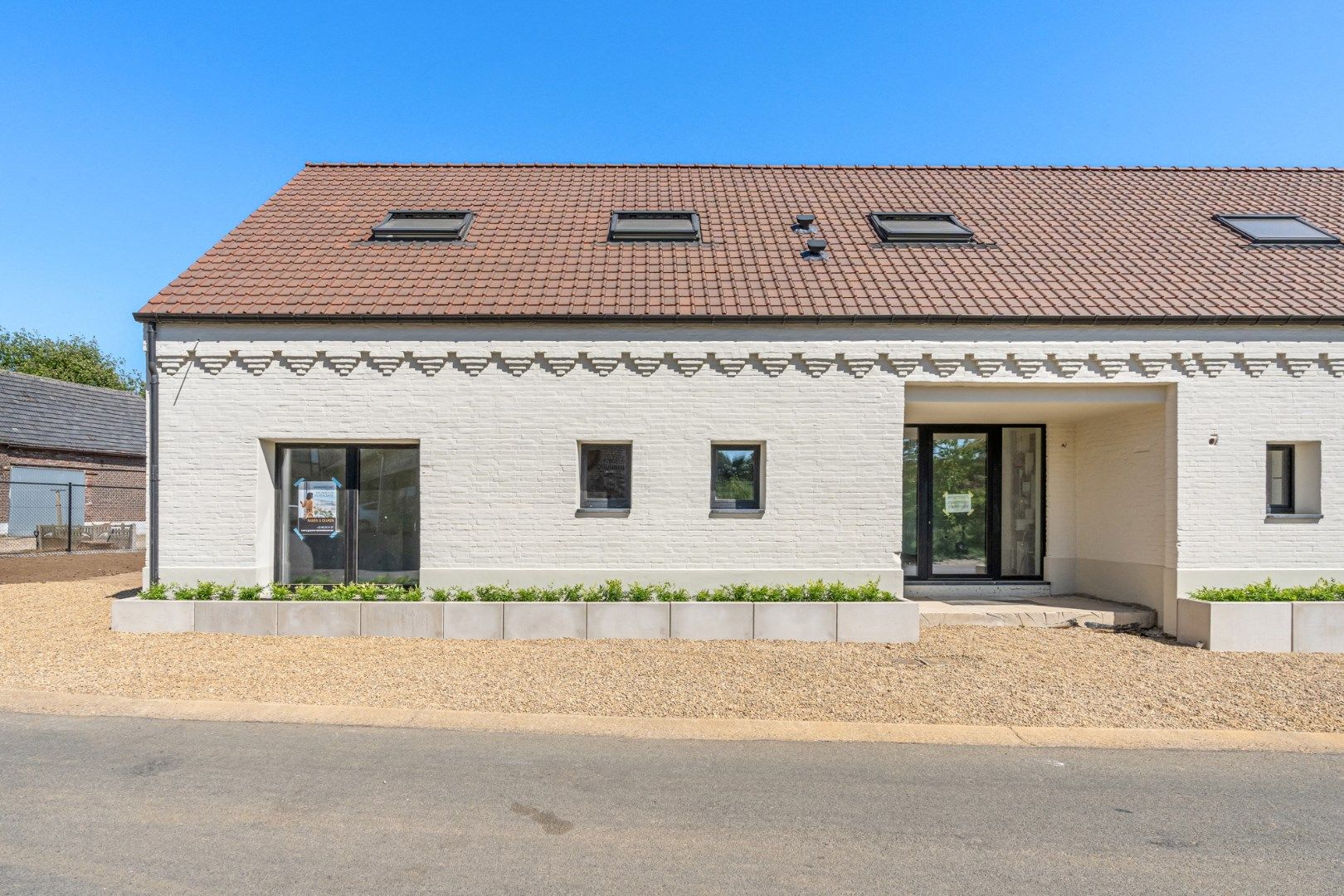 Exclusieve halfvrijstaande woning te koop na transformatie van bestaande hoeve naar 2 casco+ BEN-woningen!  foto 2