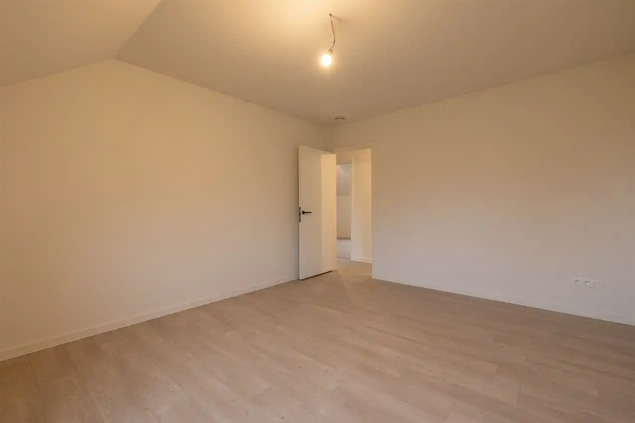 Instapklare nieuwbouwwoning op ruim perceel met 3 slk foto 15