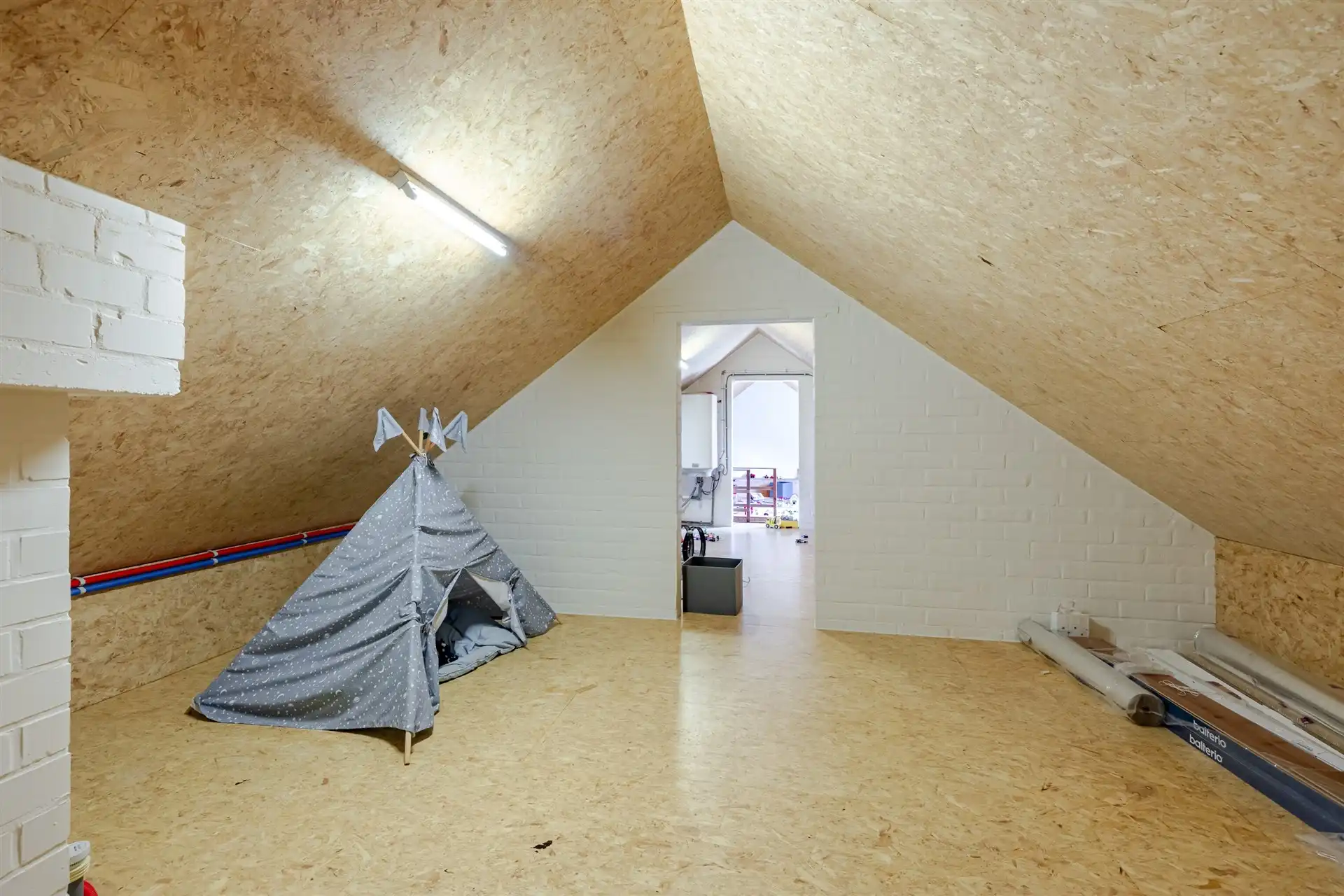 Riante woning met 4 slaapkamers , tuin en praktijk foto 54
