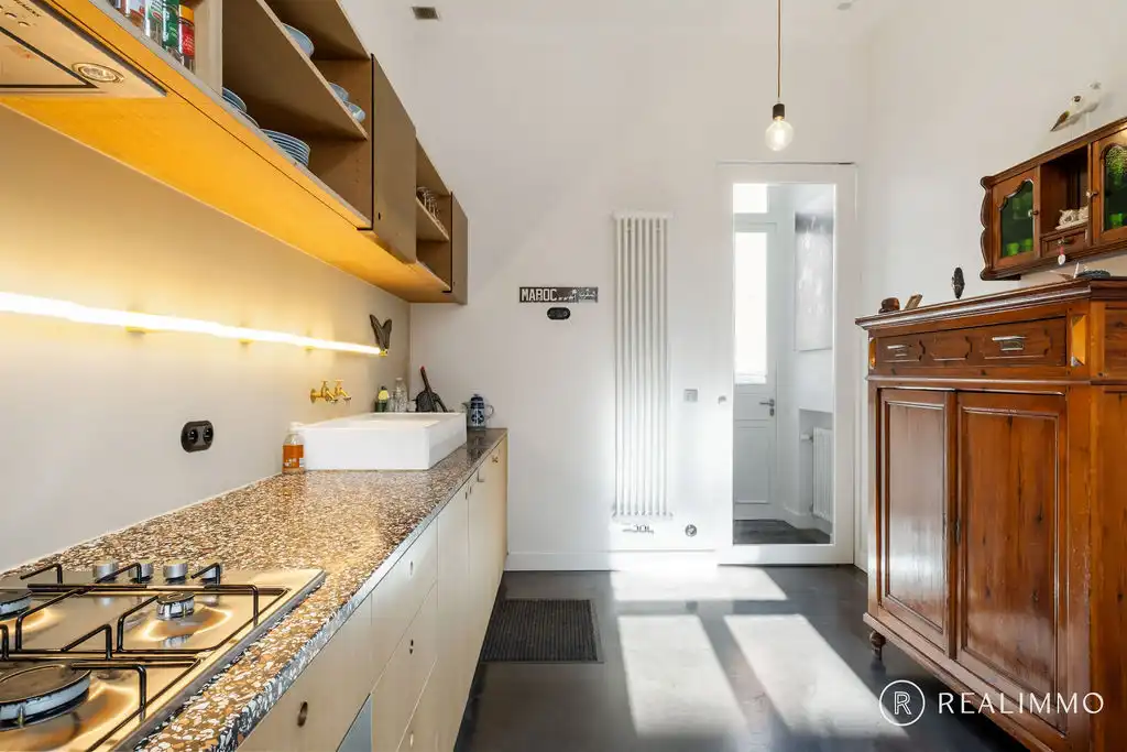 Authentiek gerenoveerde woning met ruim terras in hartje Avelgem foto 8