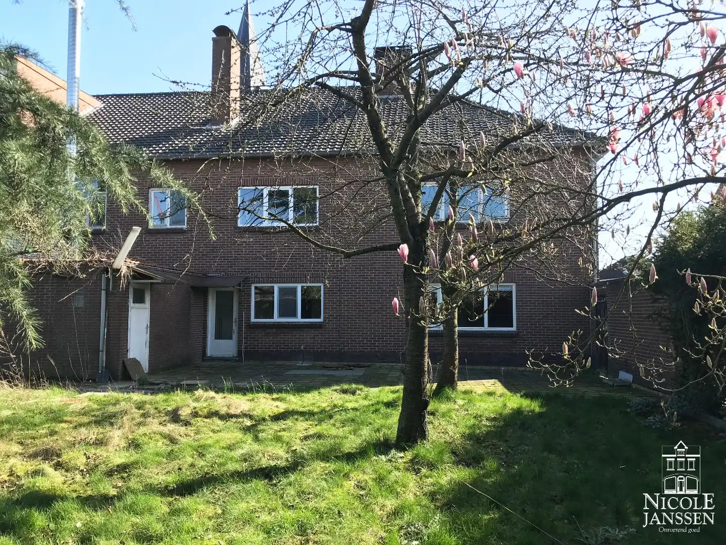 Halfvrijstaande woning met handelsruimte en 5 parkeerplaatsen foto 21