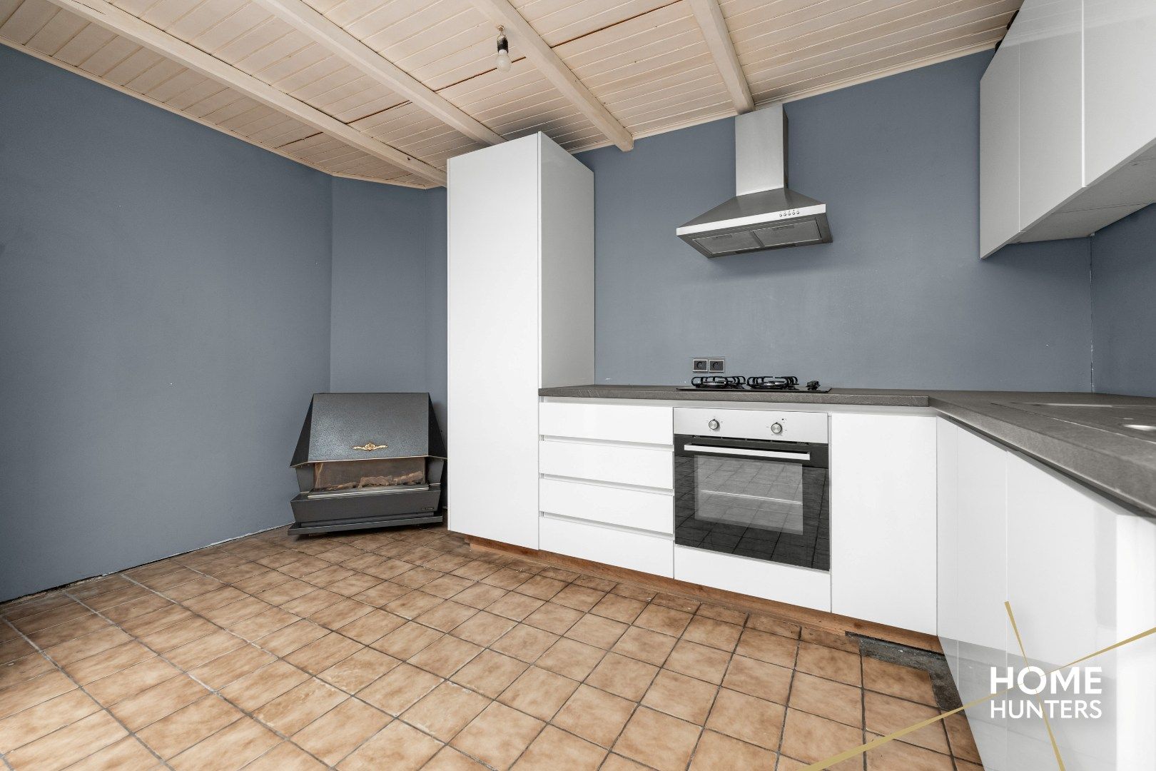 Charmante te renoveren rijwoning met 3 slaapkamers en diepe tuin op centrale ligging in Menen foto 11