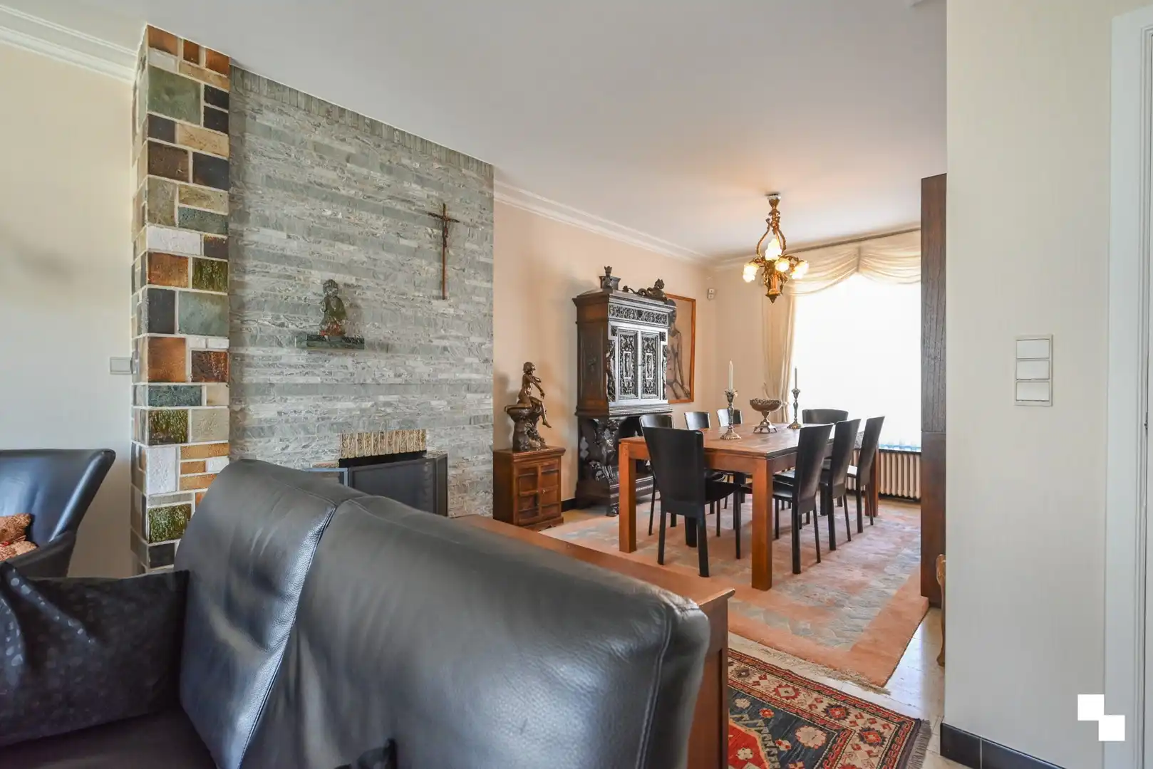 Ruime gezinswoning met vier slaapkamers, garages en extra naastliggend perceel foto 6