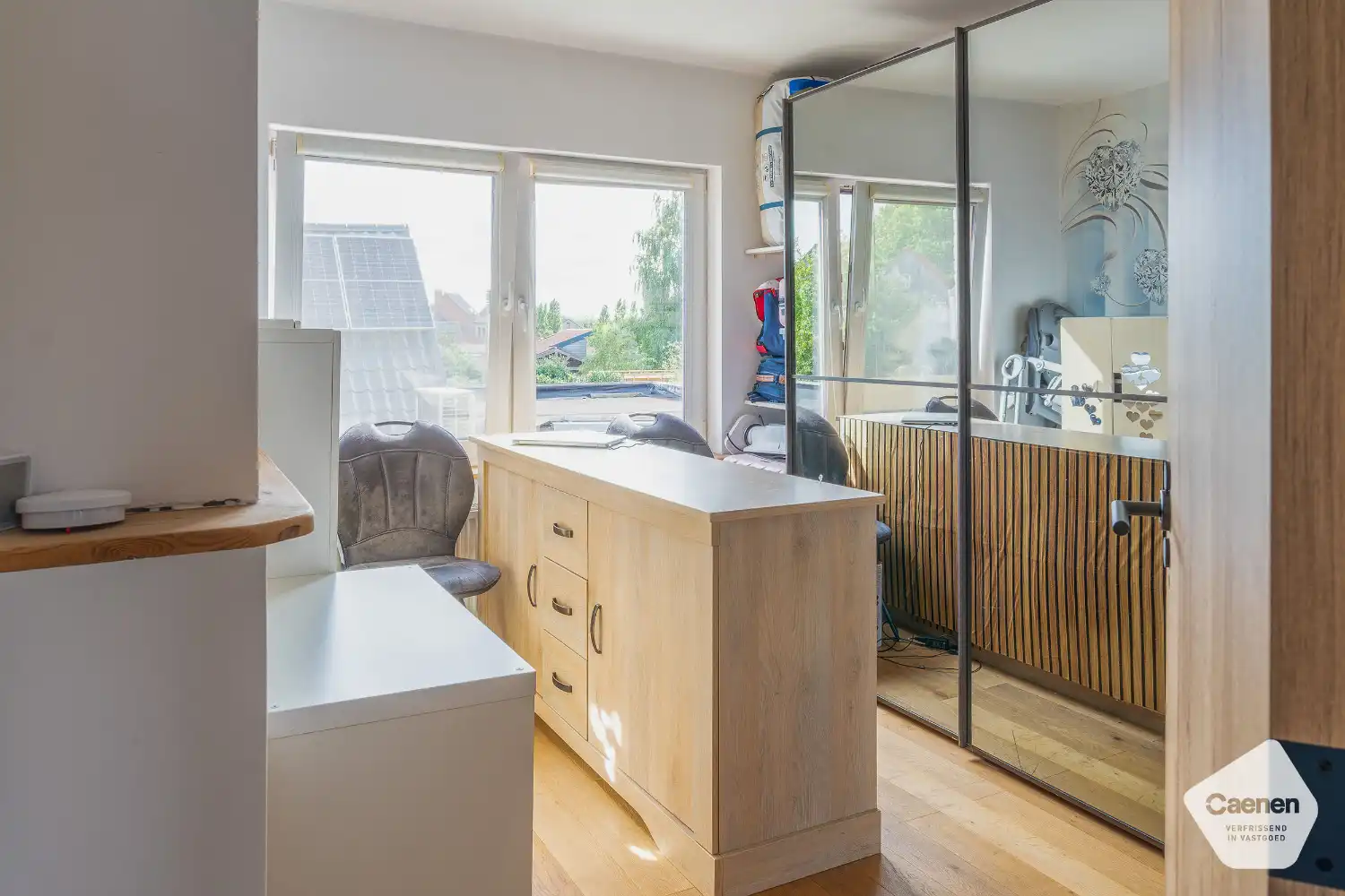 Wonen en werken op één adres – unieke halfopen woning met praktijkruimte. foto 15