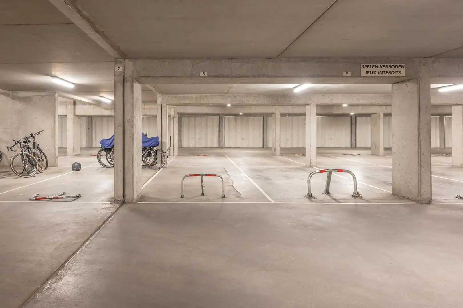 Interessant renovatie project : Twee-slaapkamer appartement in standingvolle villaresidentie in het Zoute foto 16