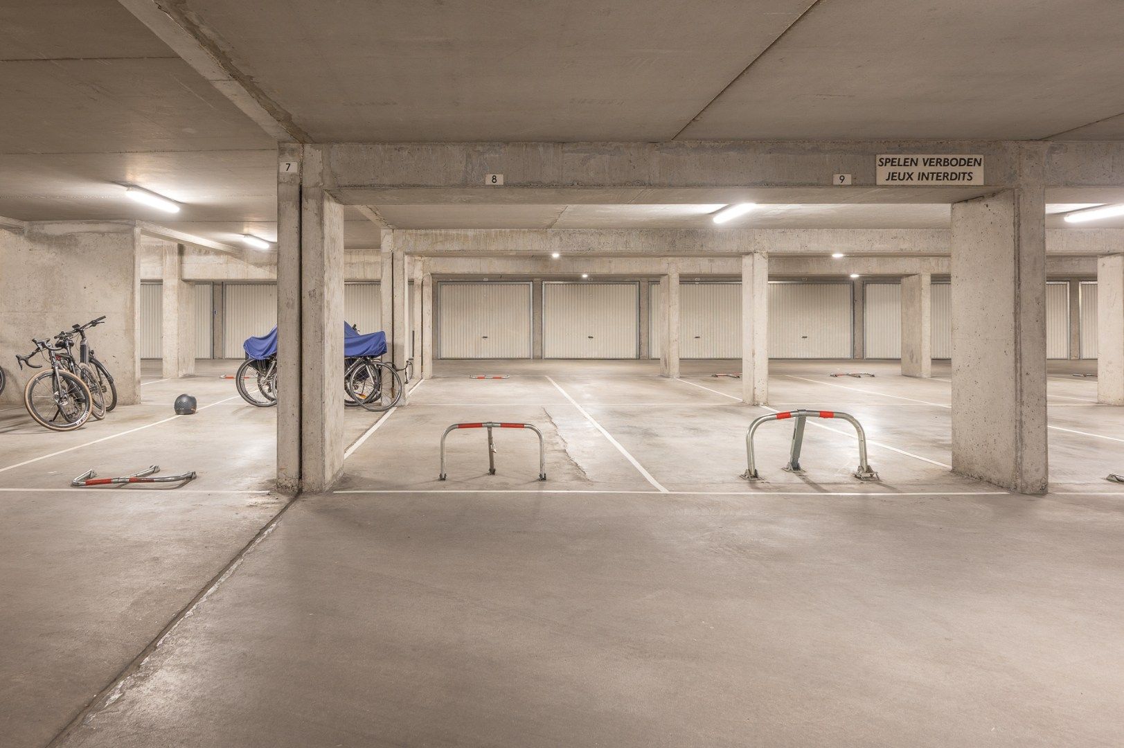 Twee-slaapkamer appartement in standingvolle villaresidentie in het Zoute foto 16