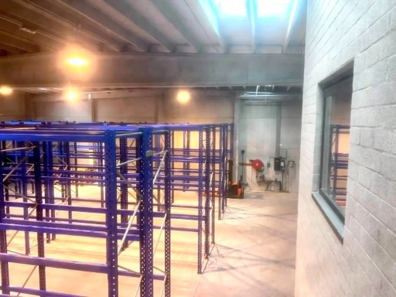 COMPLEET INSTAPKLAAR MAGAZIJN MET BUREEL 400 M2 EN PARKING foto 5