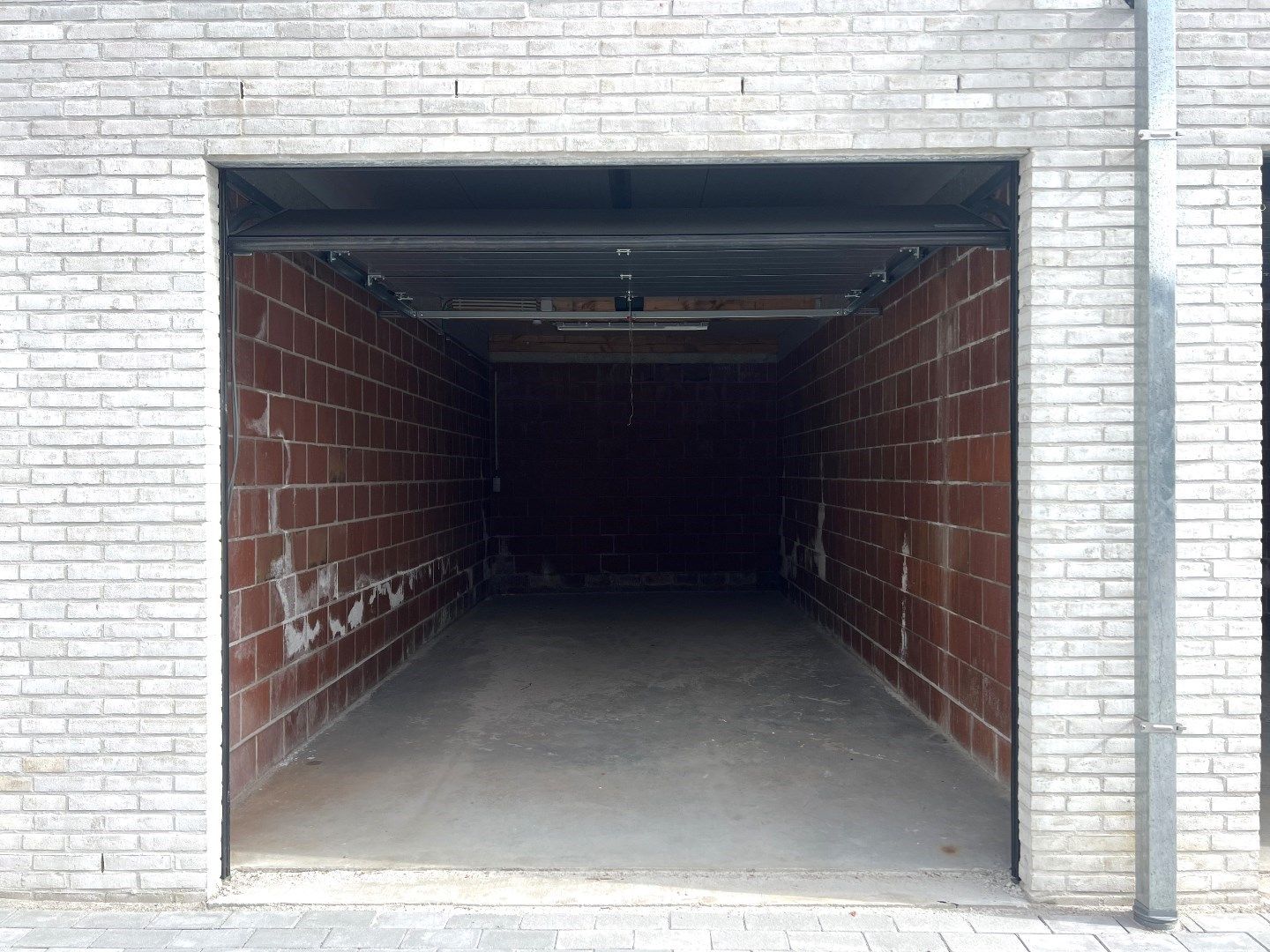 Residentie Chapeau: Ruime garagebox met automatische poort foto 2