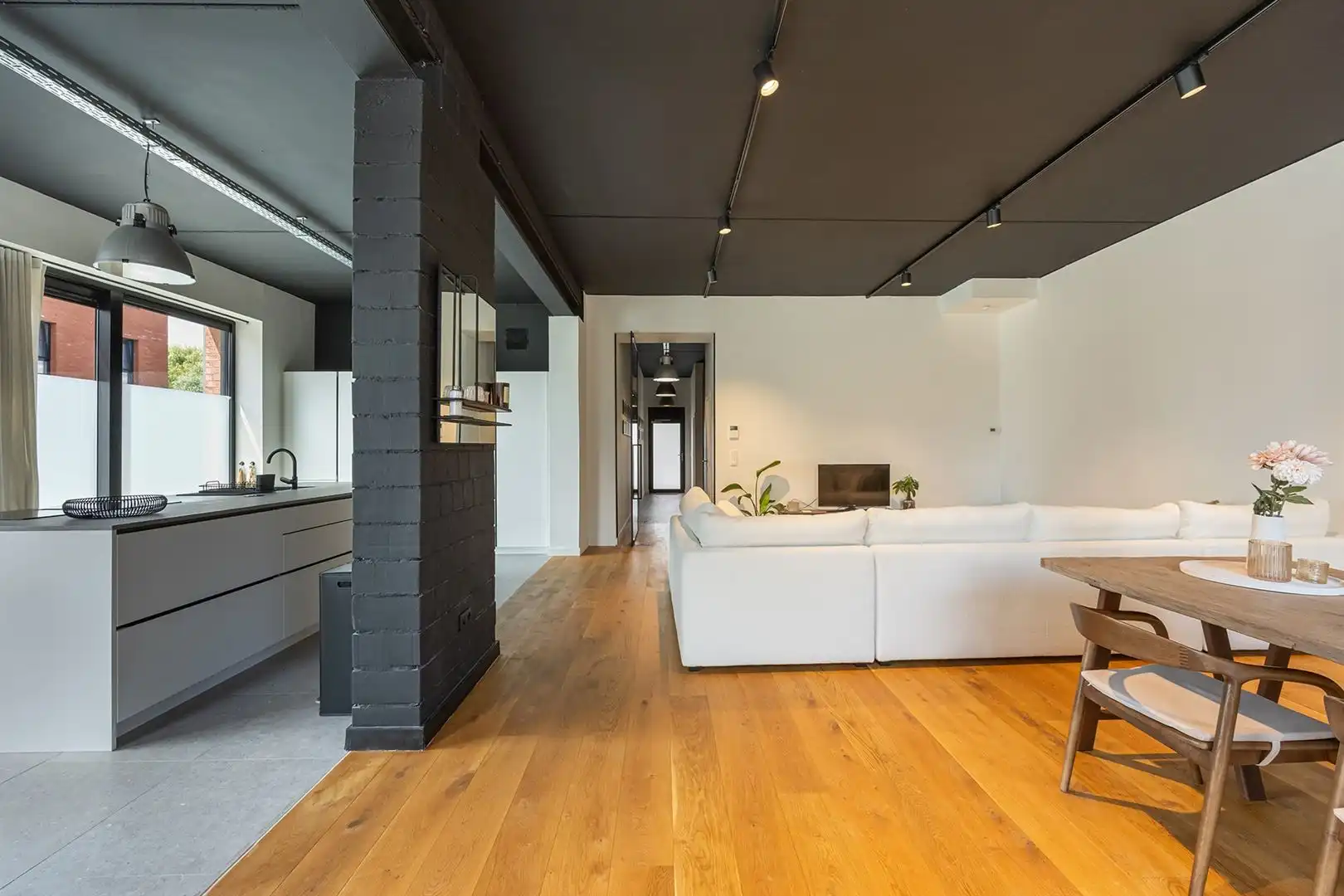 Ruime Loft met 3 kamers en tuintje foto 17