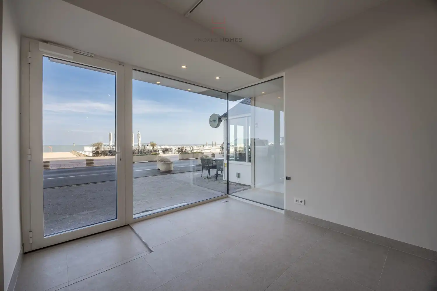 Zeer goed gelegen handelsgelijkvloers aan de Zeedijk in Knokke, volledig vernieuwd in 2026 en klaar voor nieuwe uitdagingen! foto 5