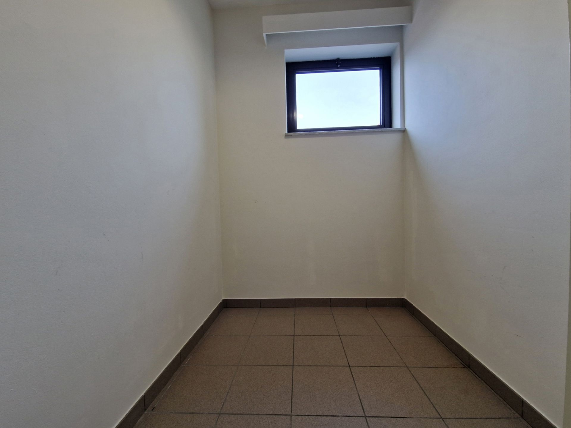 Instapklaar appartement met 2 slaapkamers, berging & parking foto 10