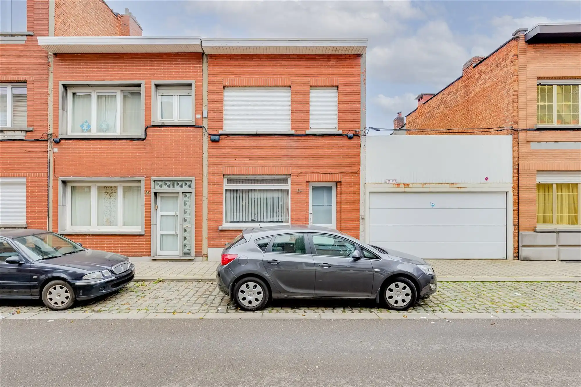 Hoofdfoto van de publicatie: Te renoveren woning met tuin in Merksem