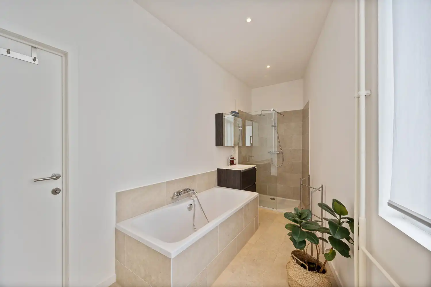 Vernieuwd ruim 2-slpk appartement met panoramisch zicht foto 10