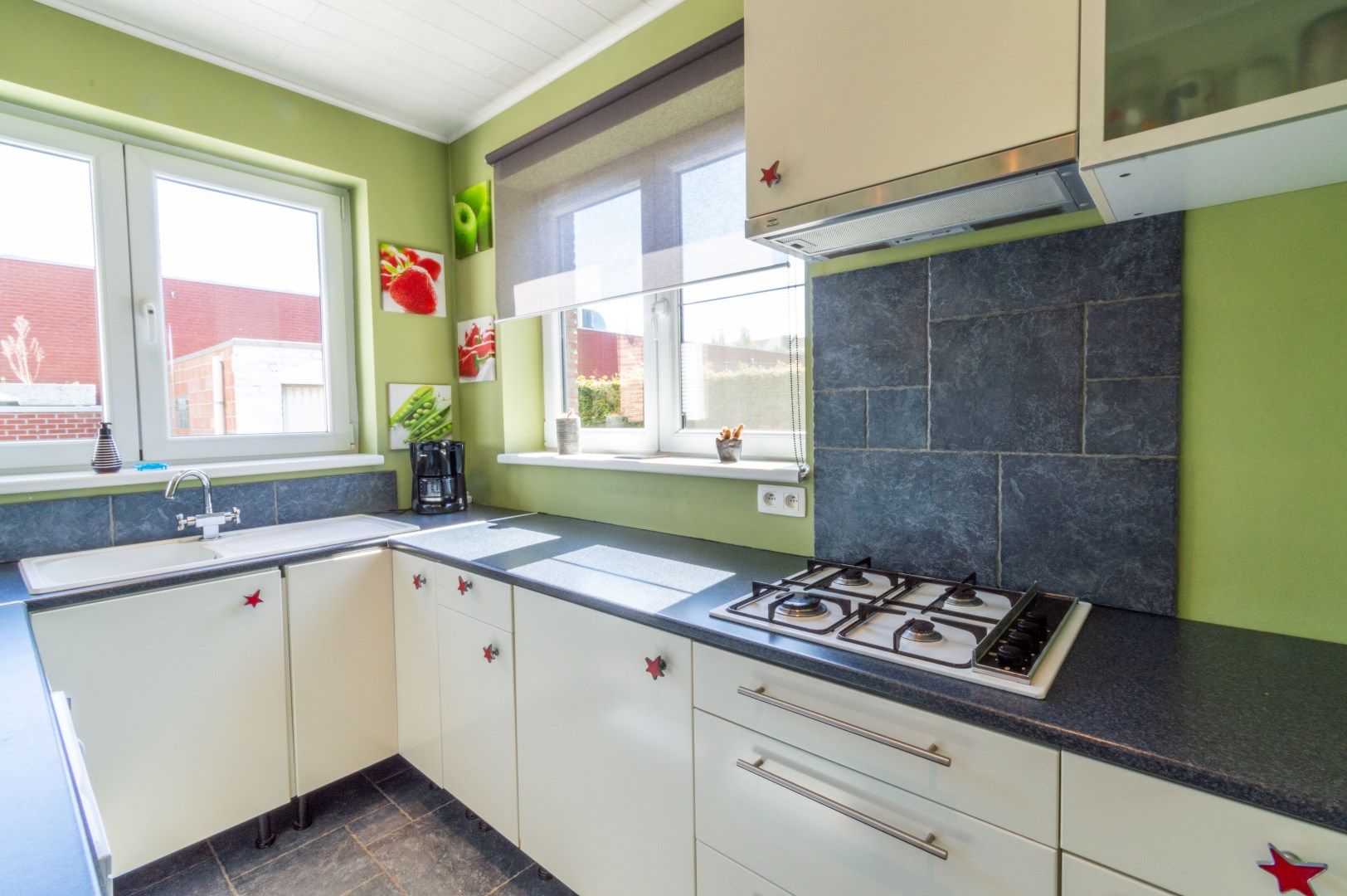  Ruime en goed onderhouden driegevel-woning met 3 slaapkamers, 2 terrassen, tuin, garage en oprit met plaats voor meerdere wagens foto 7