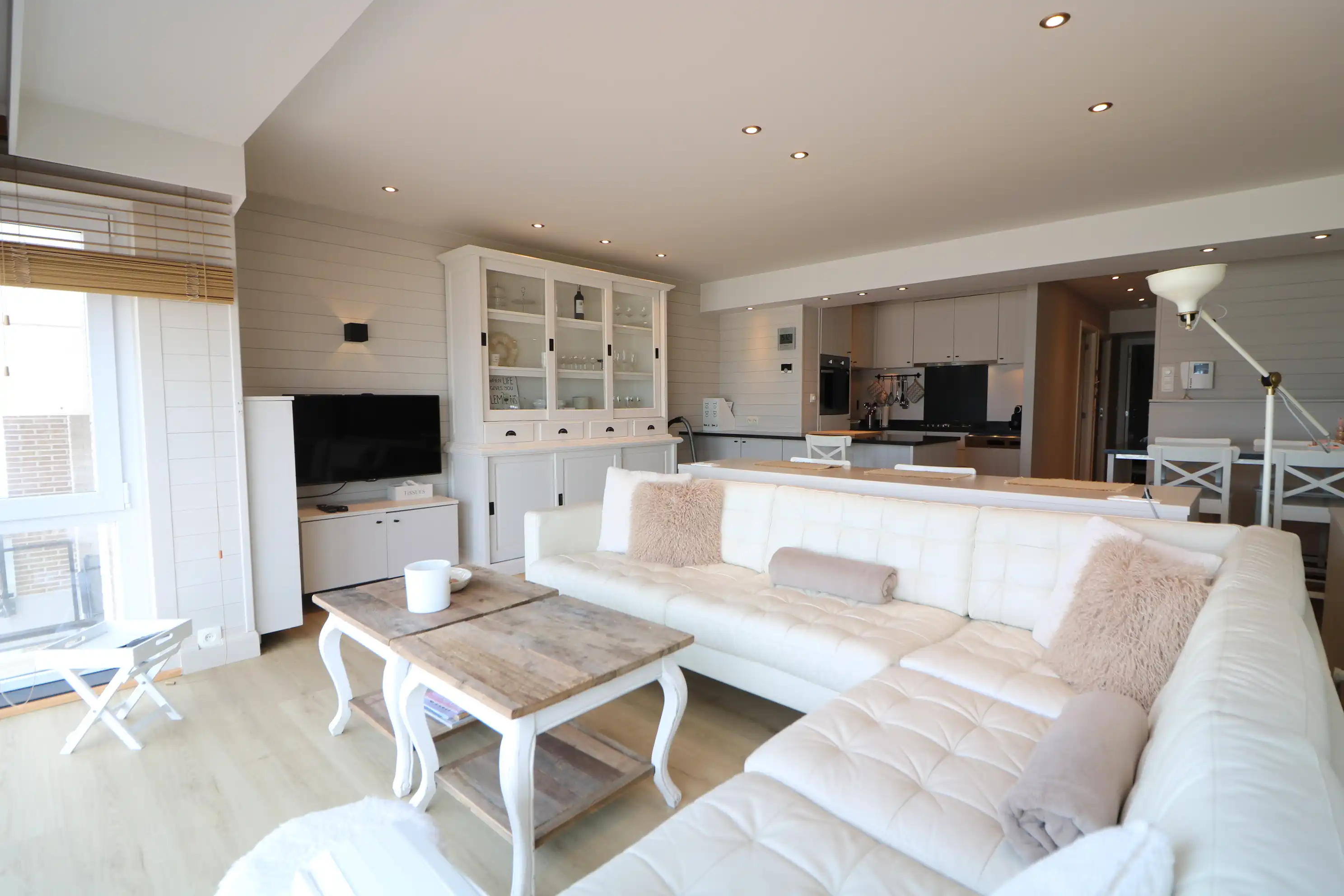 Instapklaar 2-slaapkamerappartement met zicht op zee.  foto 4