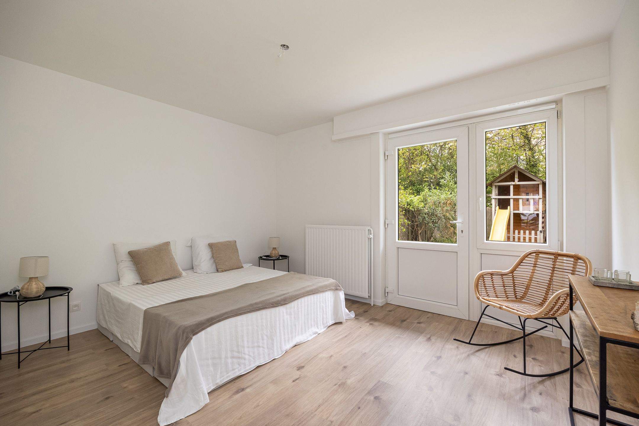 Gerenoveerd gelijkvloers appartement met tuin foto 16
