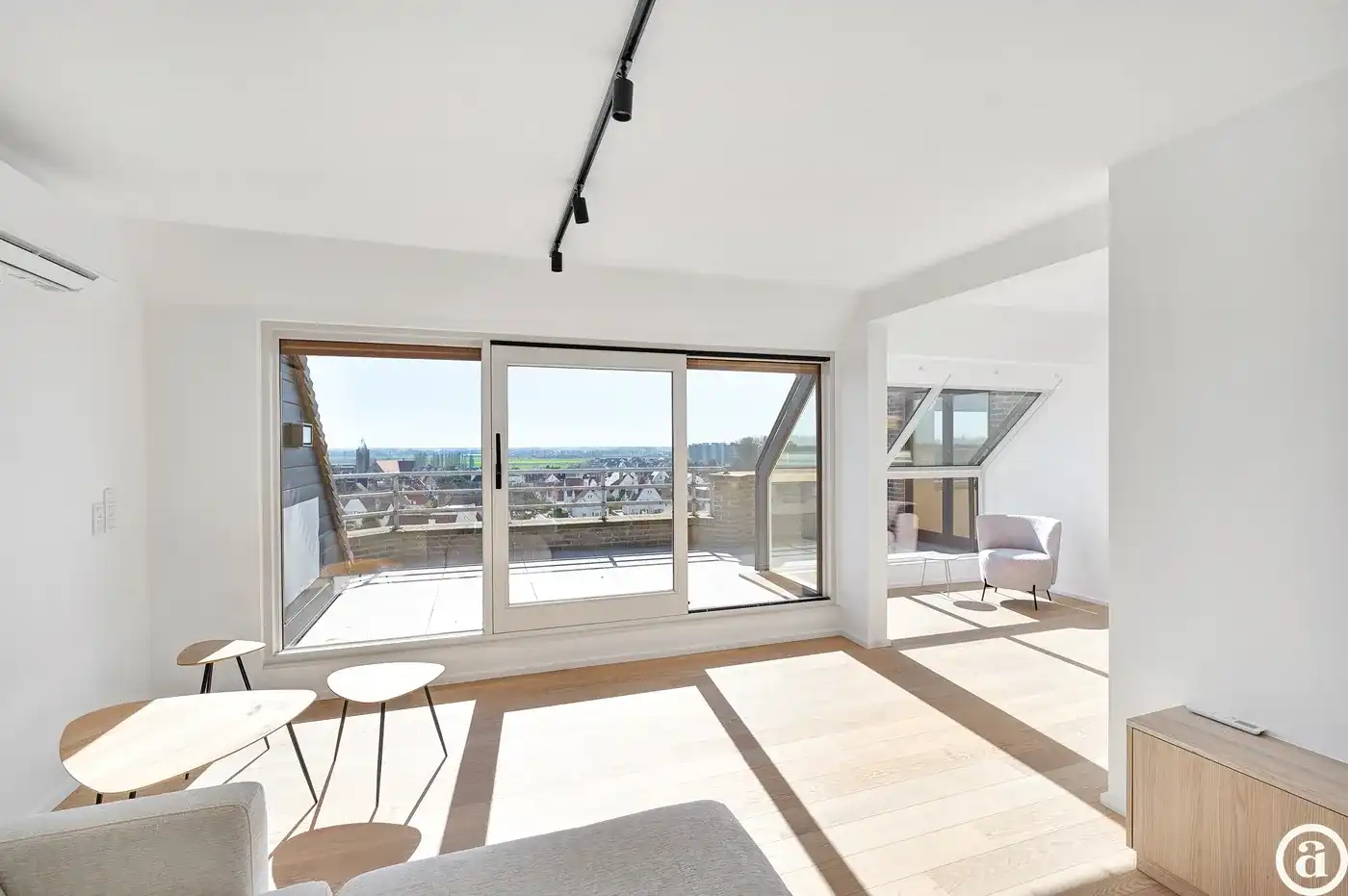 Ruim duplexappartement met 4 slaapkamers en zonneterras.  foto 3