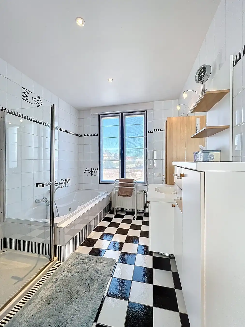 Prachtig HERENHUIS (met o.a. 5 slpk, garage en tuin), apart KANTOOR-gebouw en 630 m2 MAGAZIJNEN op zeer goede ligging te KORTRIJK ! Géén renovatieverplichting! foto 13