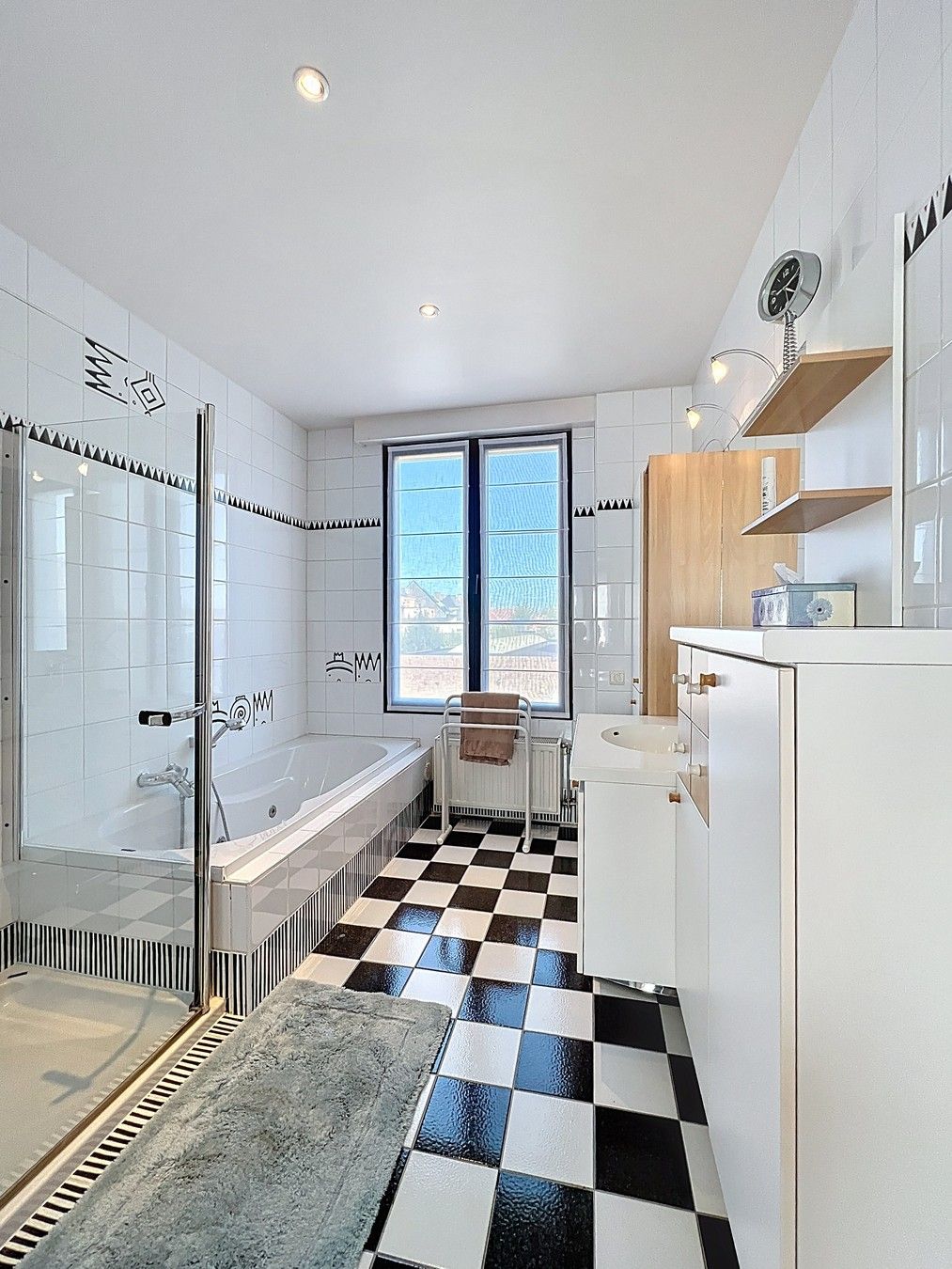 Prachtig HERENHUIS (met o.a. 5 slpk, garage en tuin), apart KANTOOR-gebouw en 630 m2 MAGAZIJNEN op zeer goede ligging te KORTRIJK ! Géén renovatieverplichting! foto 13