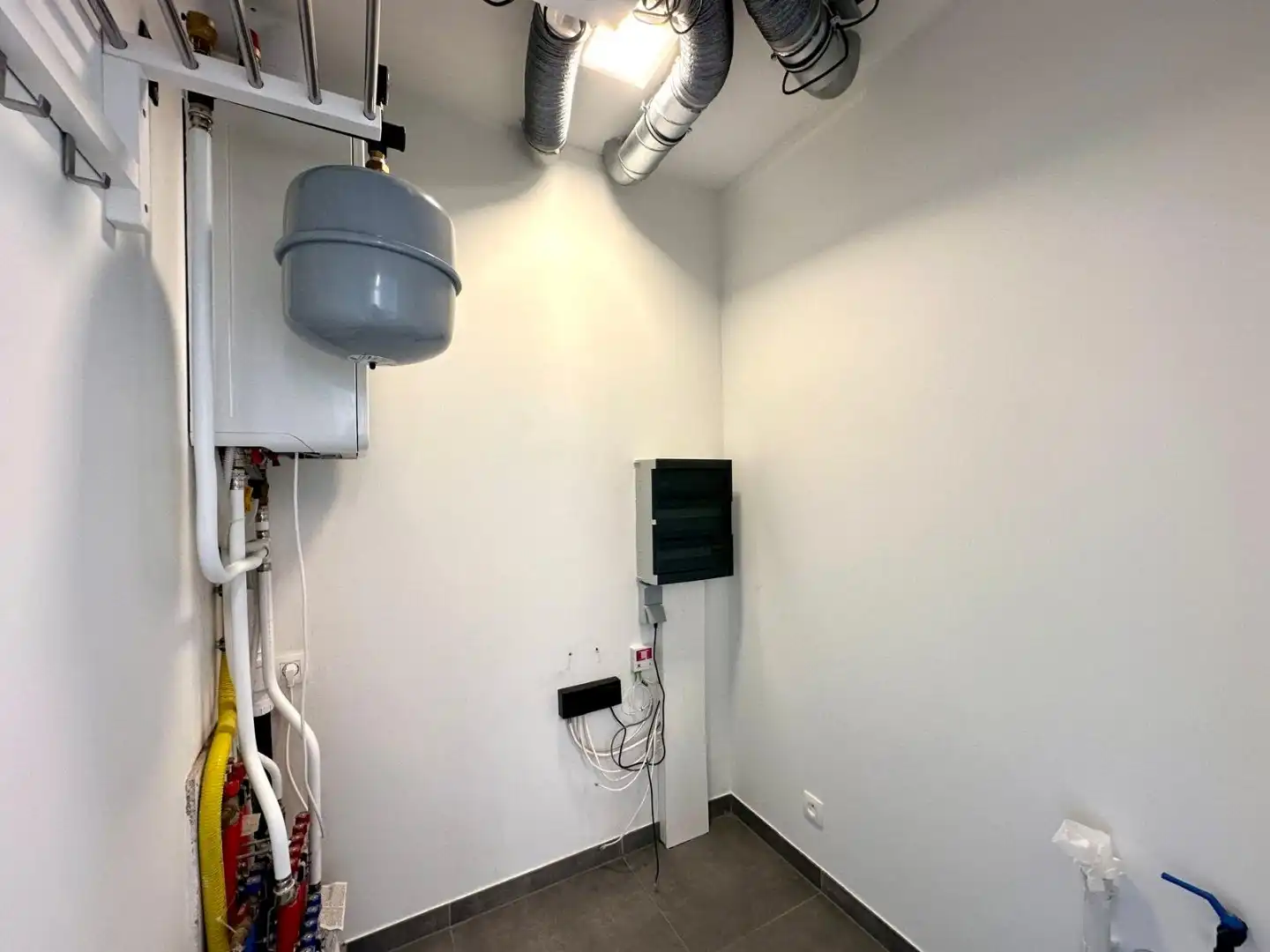 Modern appartement op gunstige ligging te Sint-Andries foto 13