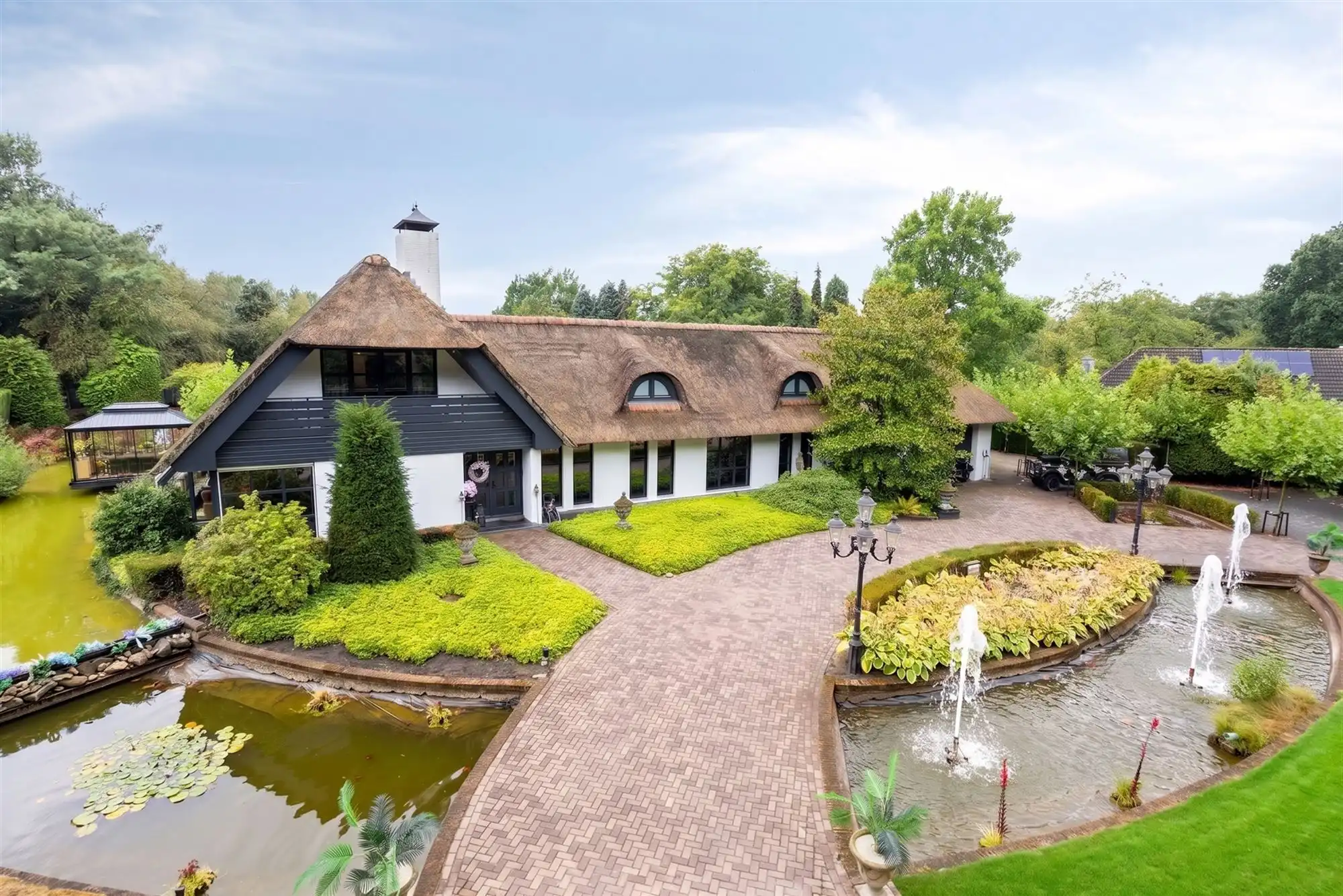 Knappe duo-villa op 8.843 m² in villawijk aan NL-grens. foto 9