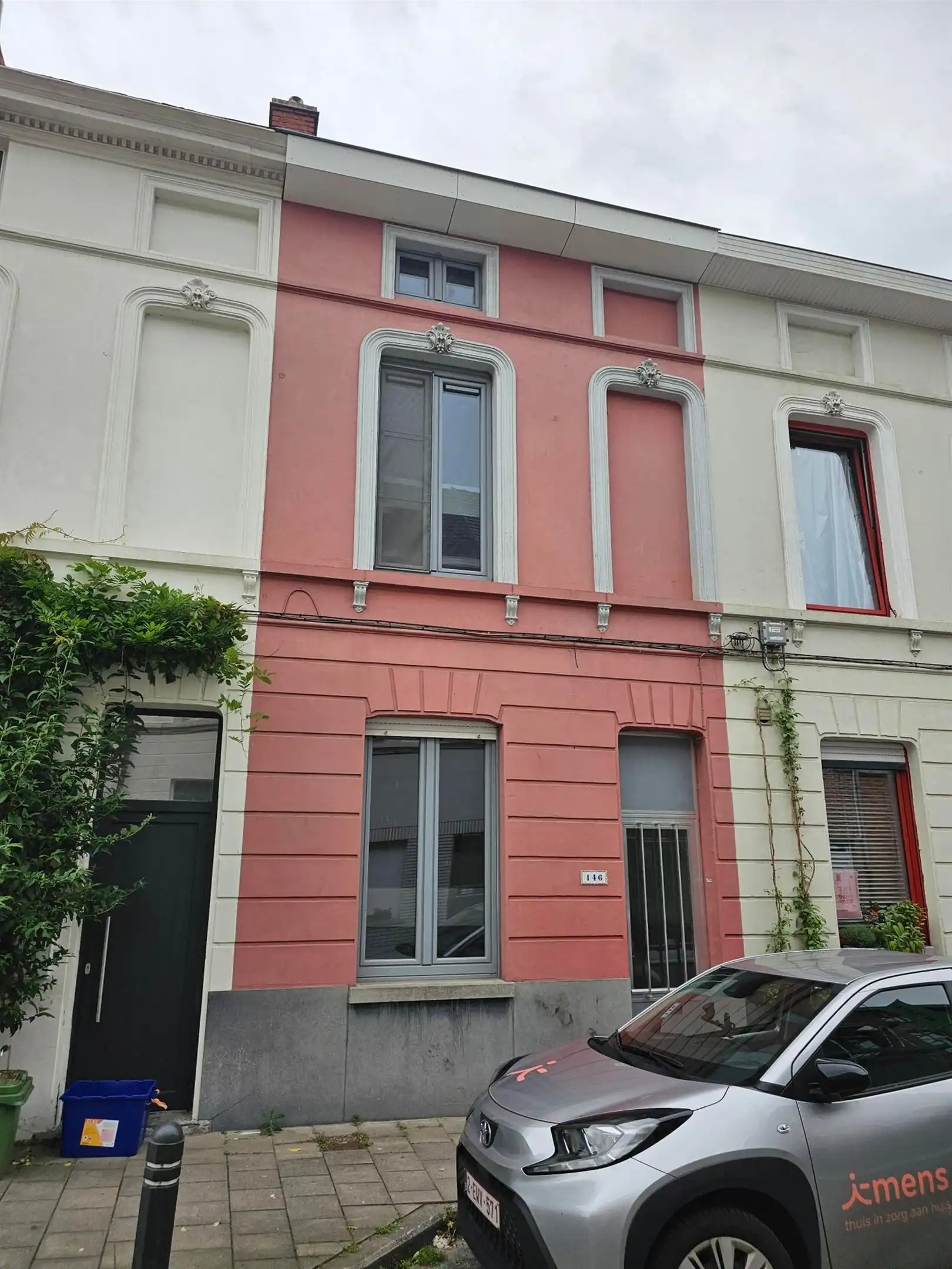 Rustig gelegen starters -of investeringswoning met zonnige koer en 3 slaapkamers. foto {{pictureIndex}}