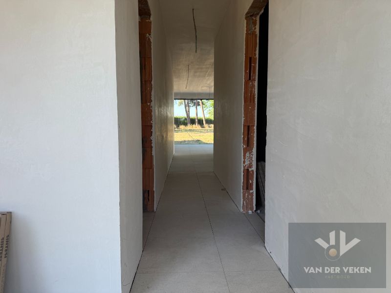 Ruime en volledig afgewerkte half open BEN-woning met 4 slaapkamers te bewonderen in het gezellige Kermt. foto 12