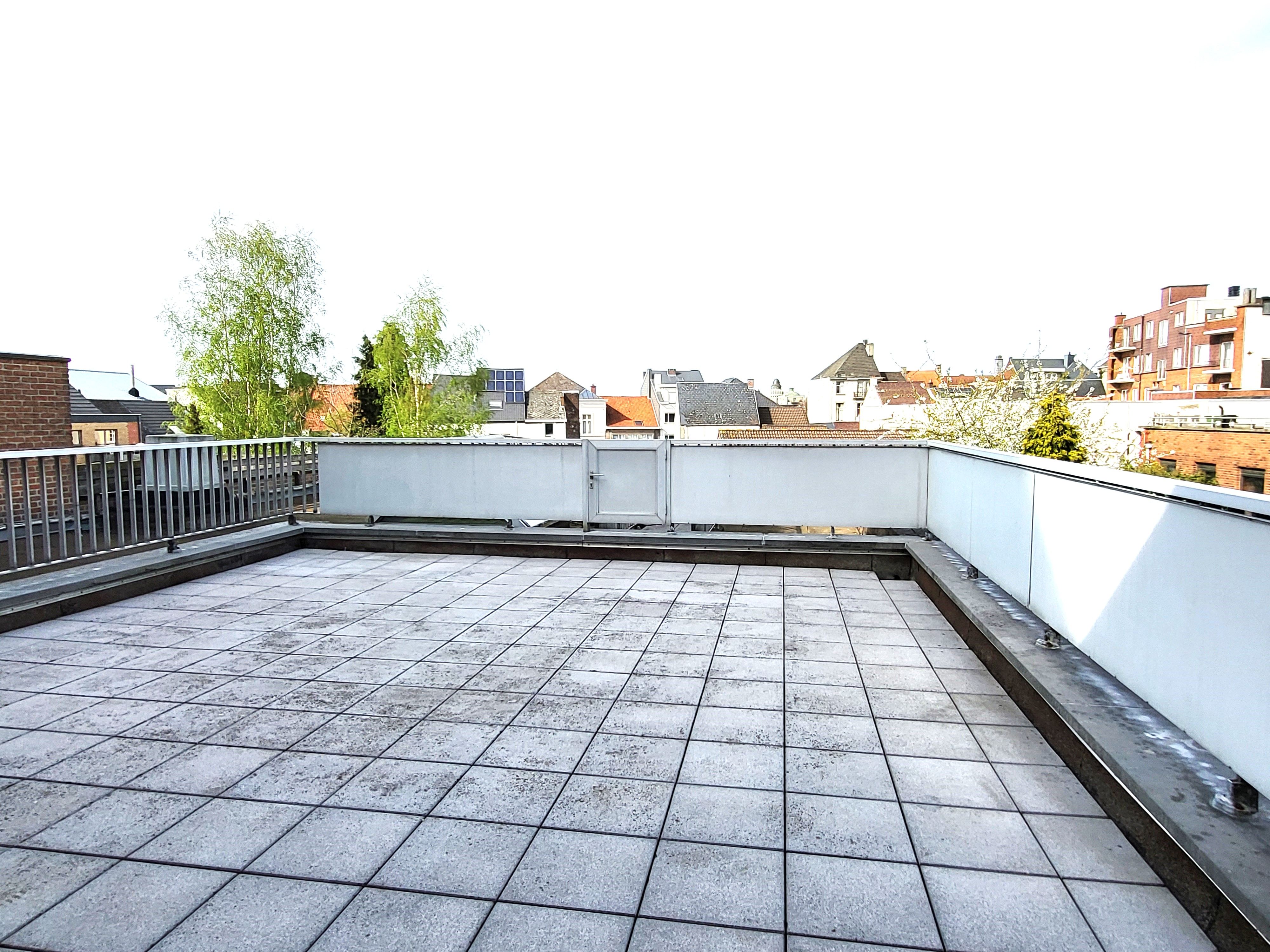 Zeer ruim duplex appartement van 151m2 met vier slaapkamers, groot terras van 41m² en terrasje aan de straatkant!  foto 3