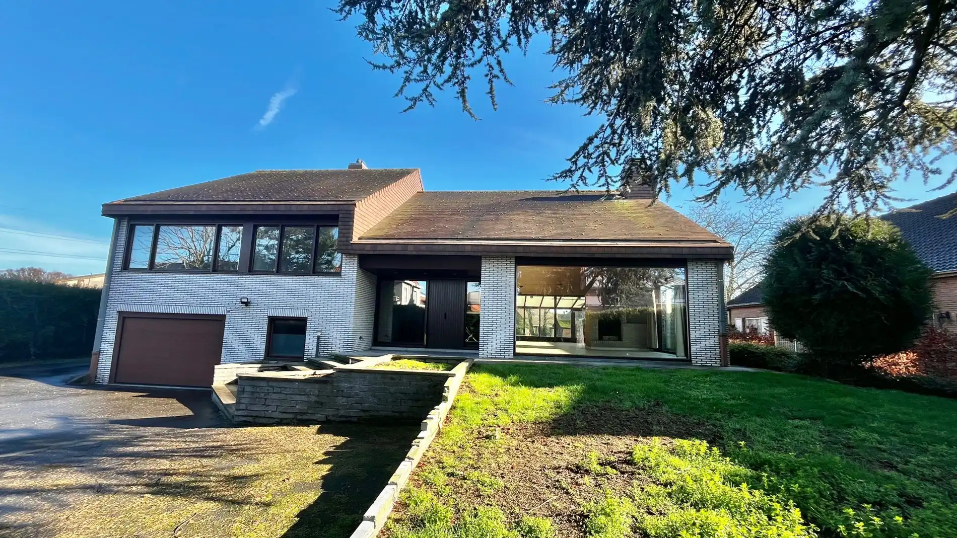 Grote woning op 1518 m² met 5 kamers & een grote garage foto {{pictureIndex}}