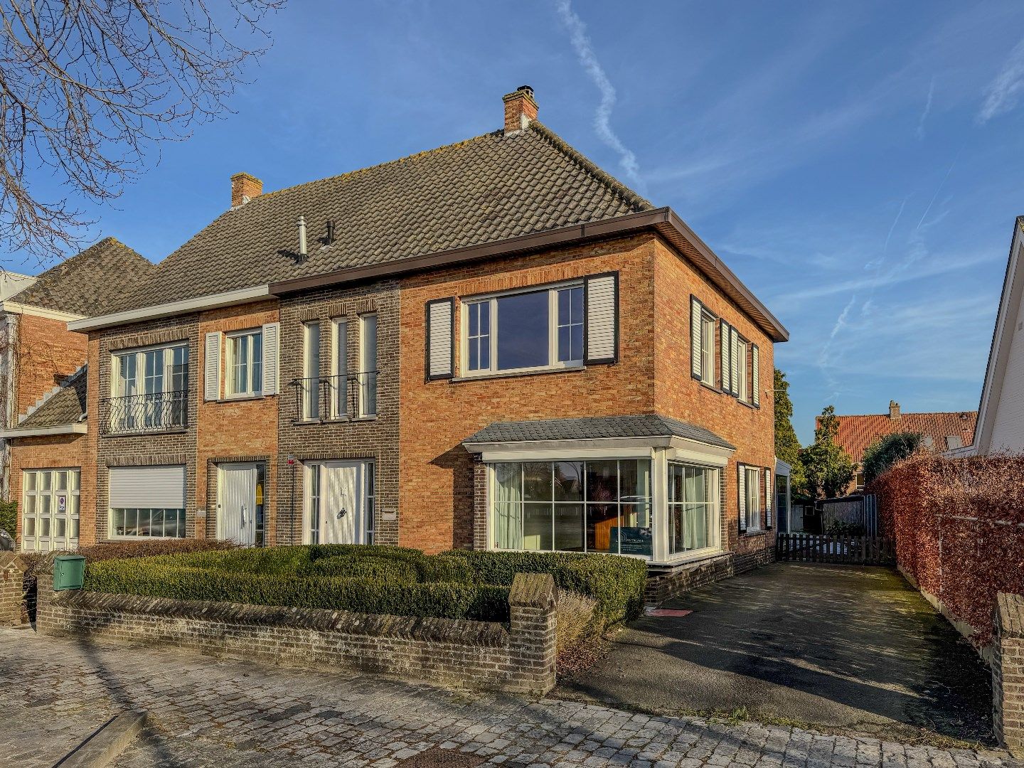 Hoekwoning met 3 slaapkamers en zonnige tuin. foto {{pictureIndex}}