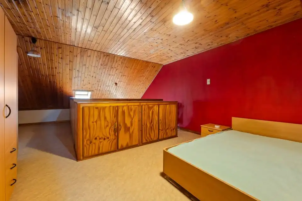 Ruime renovatiewoning met veel potentieel foto 33