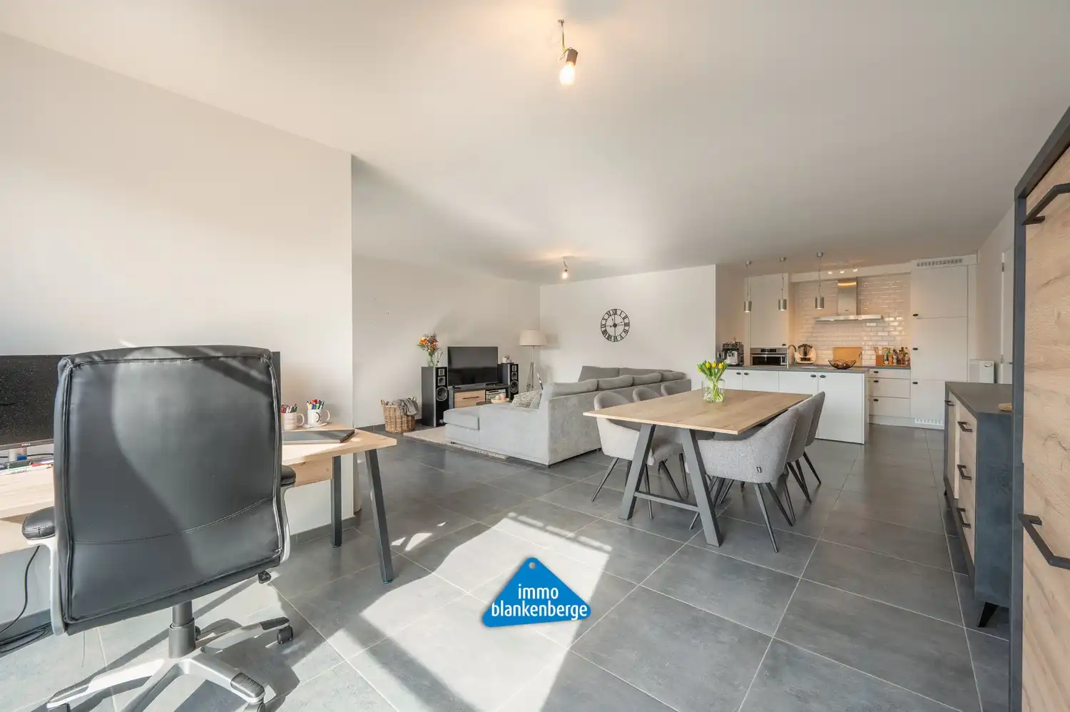 Instapklaar en verrassend ruim appartement met zonnig terras in het centrum van Beernem foto 11