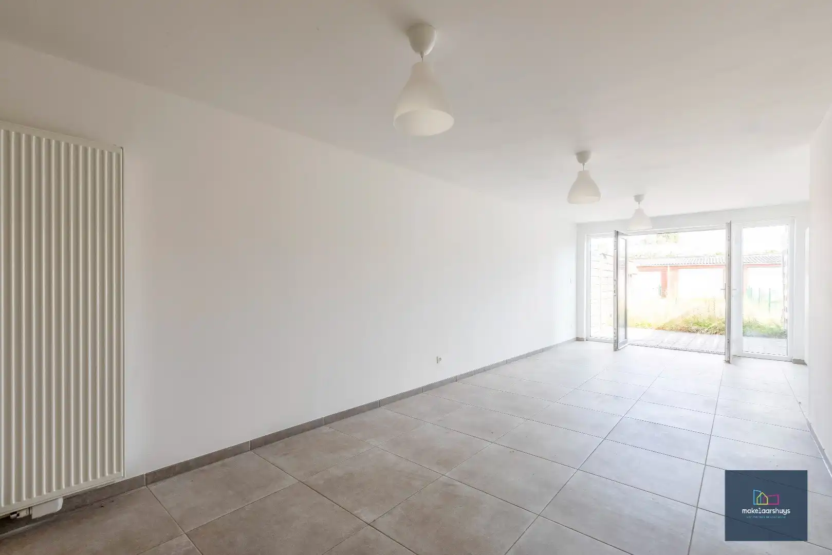 Instapklare gerenoveerde woning in rij met terras, tuin en garagebox foto 5