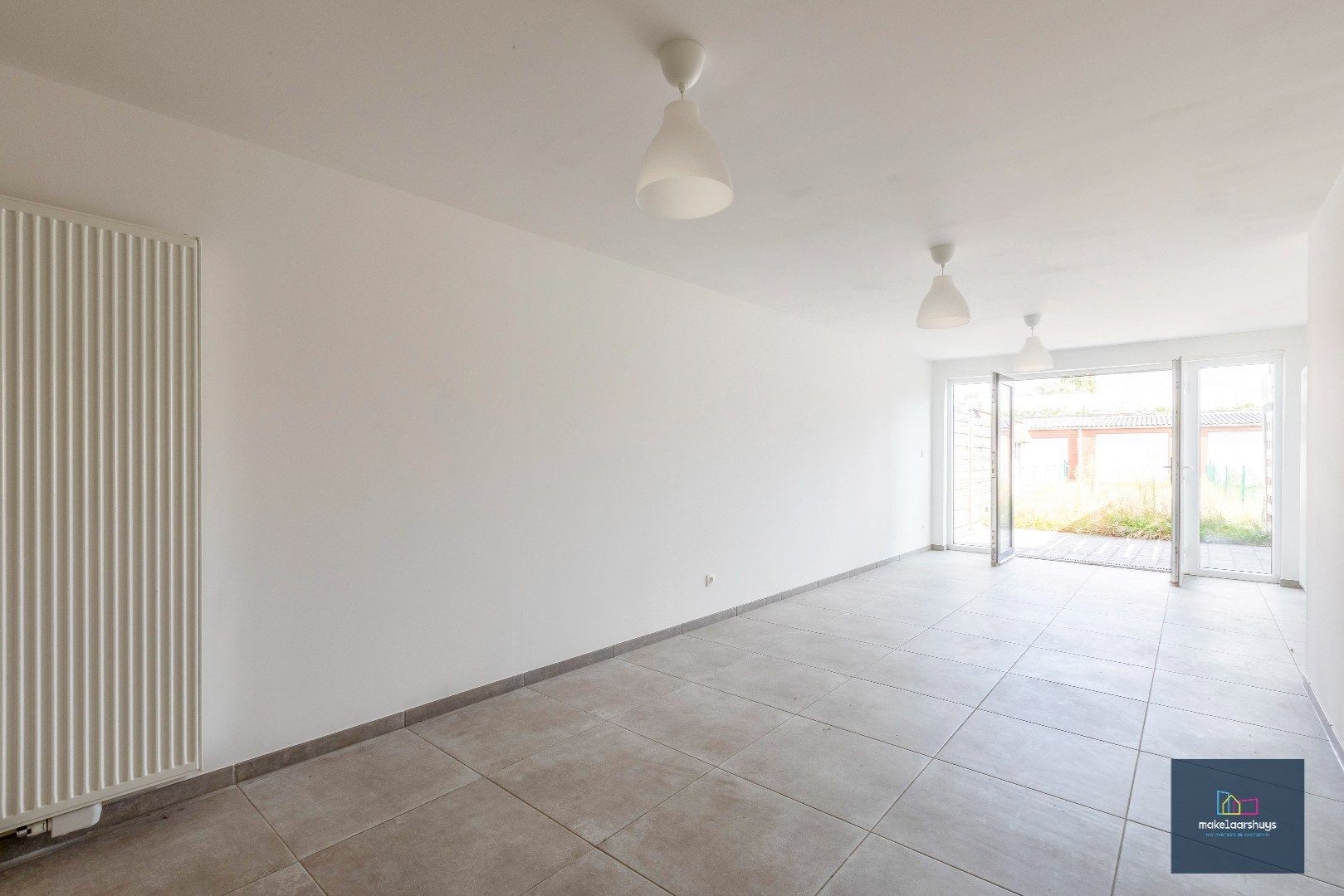 Instapklare gerenoveerde woning in rij met terras, tuin en garagebox foto 5