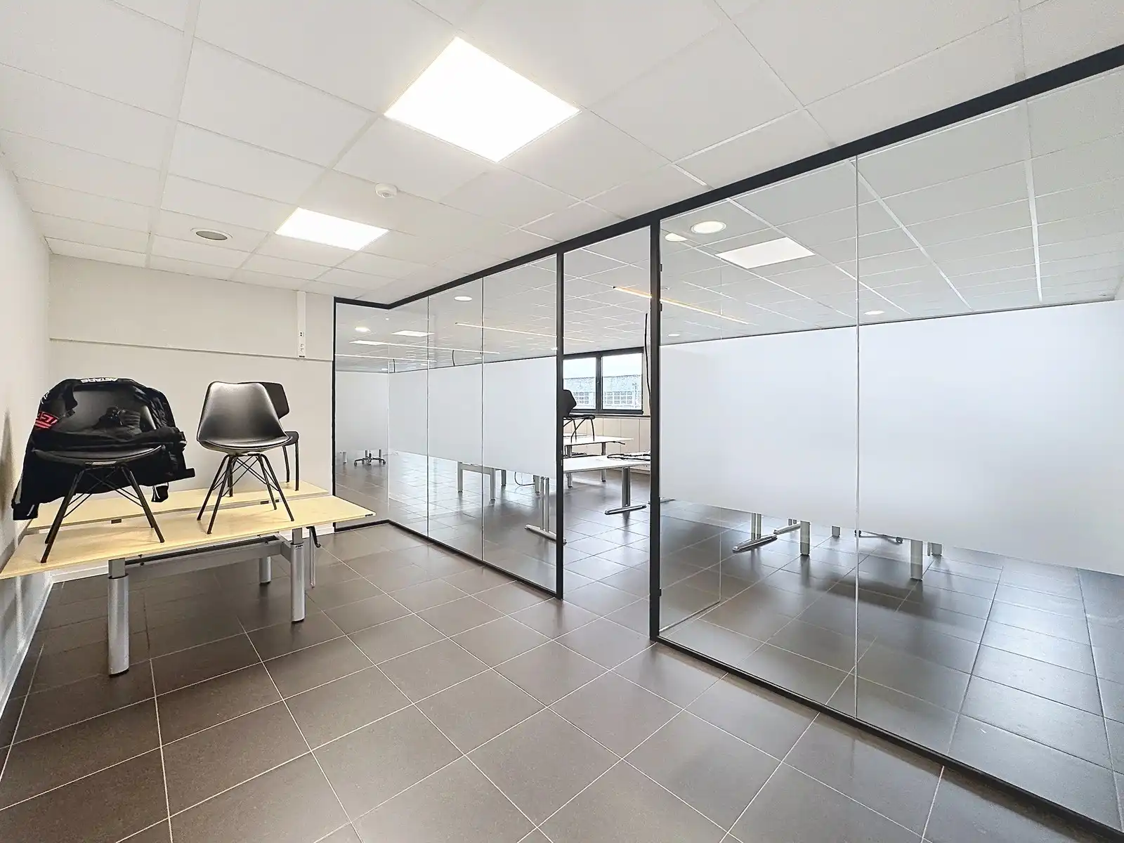 Instapklare & betaalbare KANTOORRUIMTEN (300m²) te huur met 8 aangelegde, private parkings voor de deur. Ideale uitvalsbasis (E40/E403 en A11)! foto 4