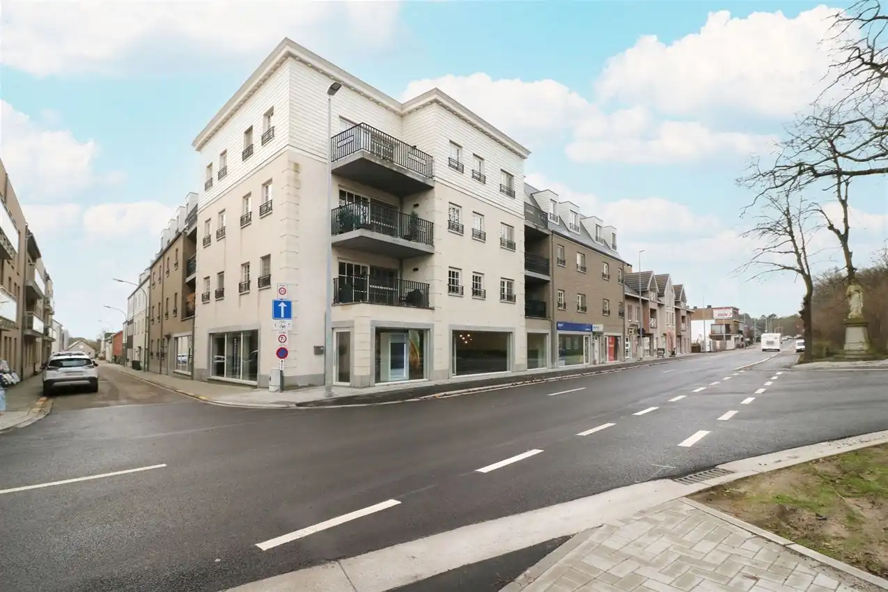 App. met 2 slpk., terras en autostaanplaats, rustig gelegen foto {{pictureIndex}}