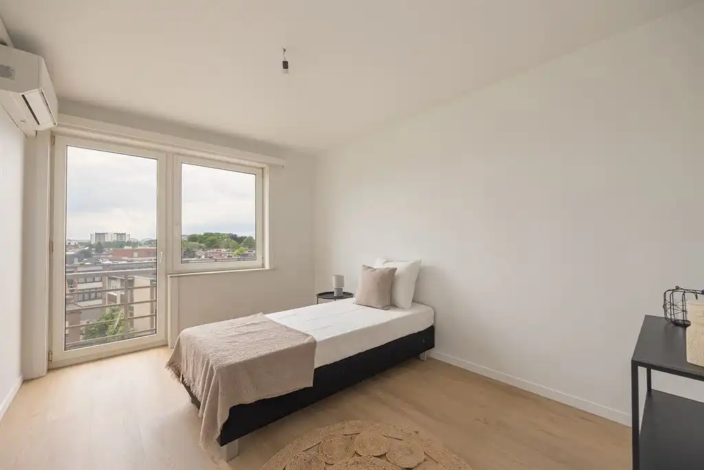 Ruim gerenoveerd appartement met groen zicht en parkeerplaats foto 16