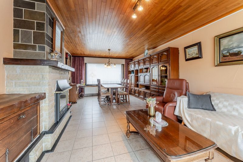 Roeselare-stadsrand. Uiterst verzorgde en goed gelegen woning met 3 slaapkamers en aparte ingang garagestraat. Gunstig EPC & conform elektriciteitsattest ! foto 4