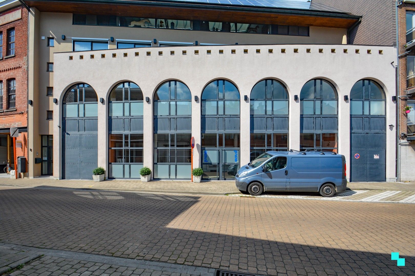 Commercieel gebouw met magazijn in het centrum van Izegem foto {{pictureIndex}}
