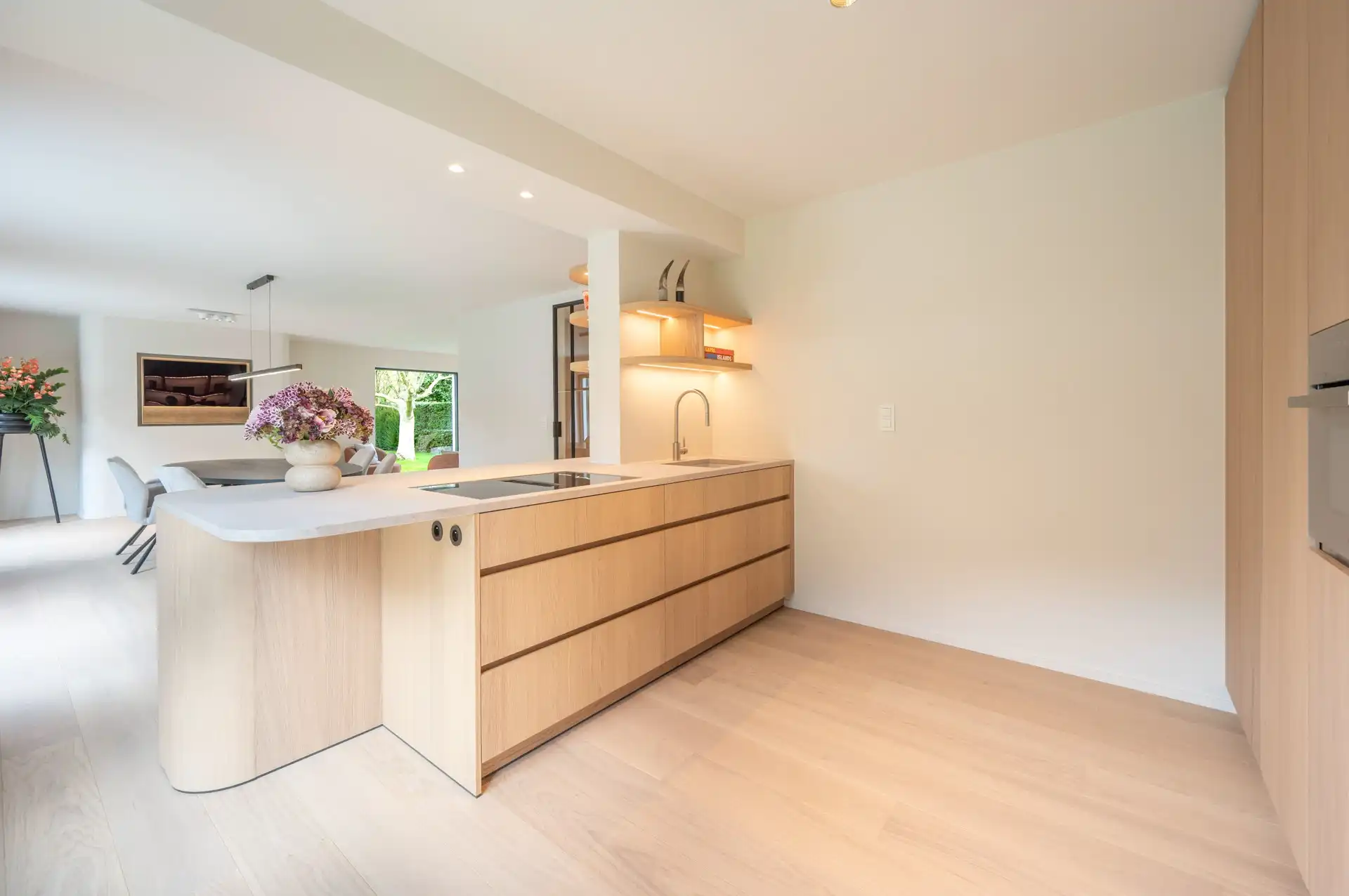 Smaakvol afgewerkte villa in Maaiken met ruime tuin foto 3