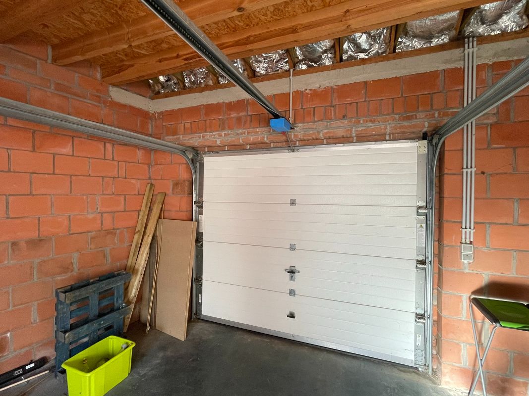 VERKOCHT! Instapklare open bebouwing met ruime garage foto 14