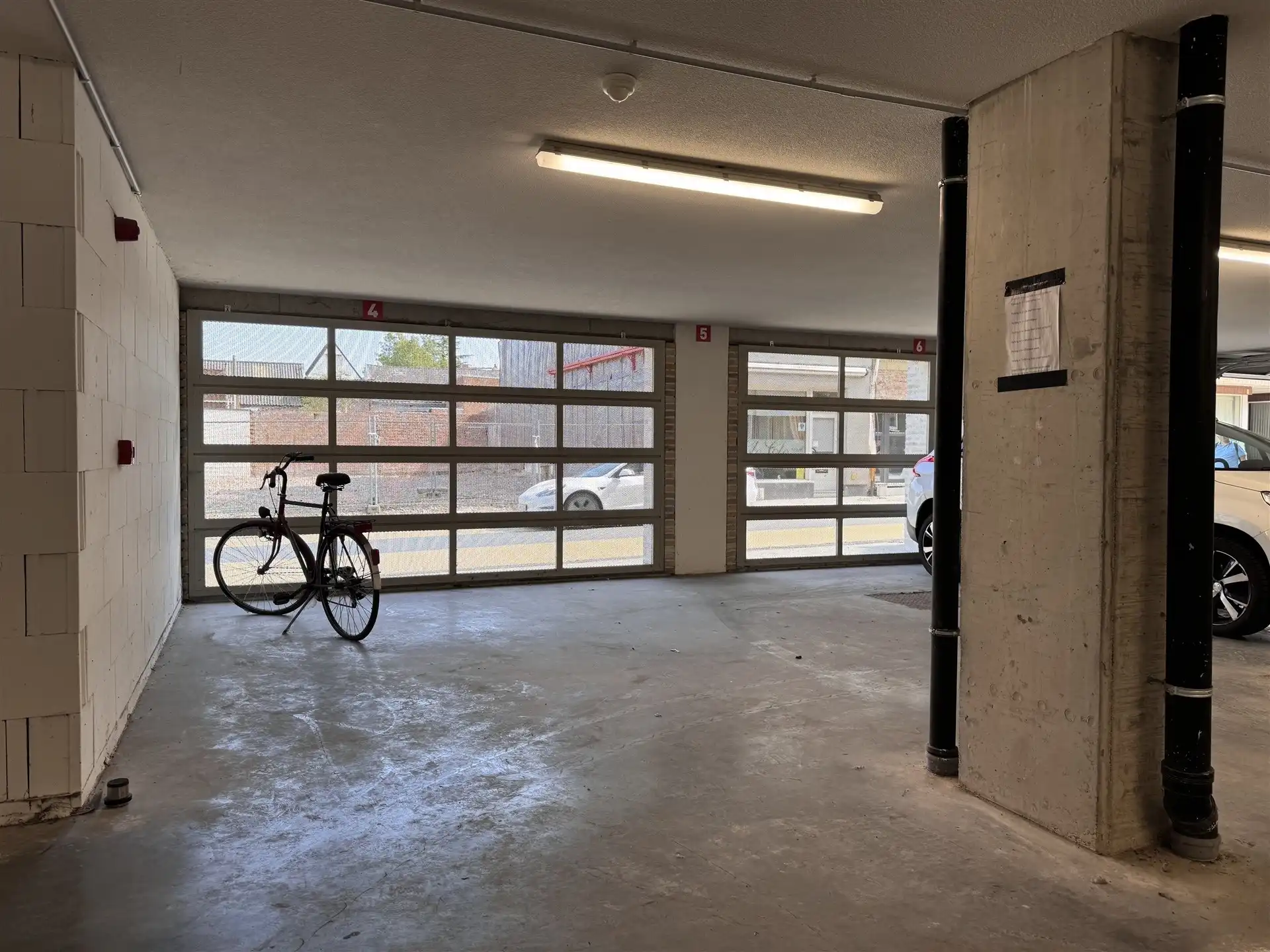 Overdekte staanplaats op gunstige ligging foto {{pictureIndex}}