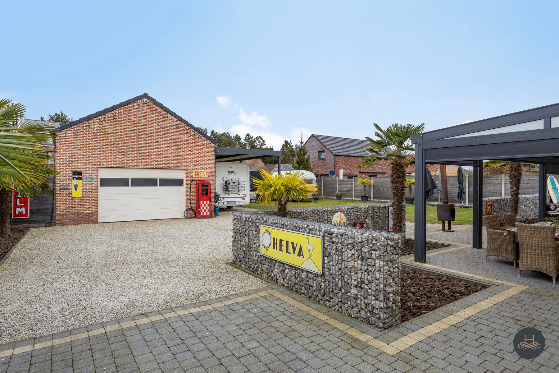 Gemoderniseerde ruime woning met enorme garage/opslagplaats foto 39