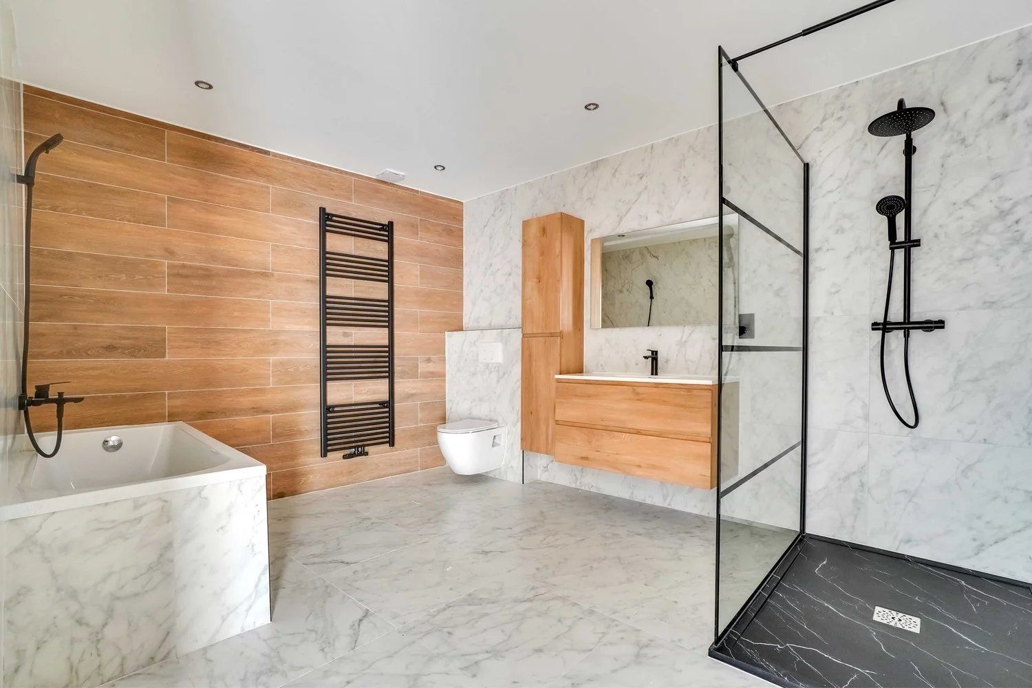 Gerenoveerde woning met vier slaapkamers en inpandige garage foto 9
