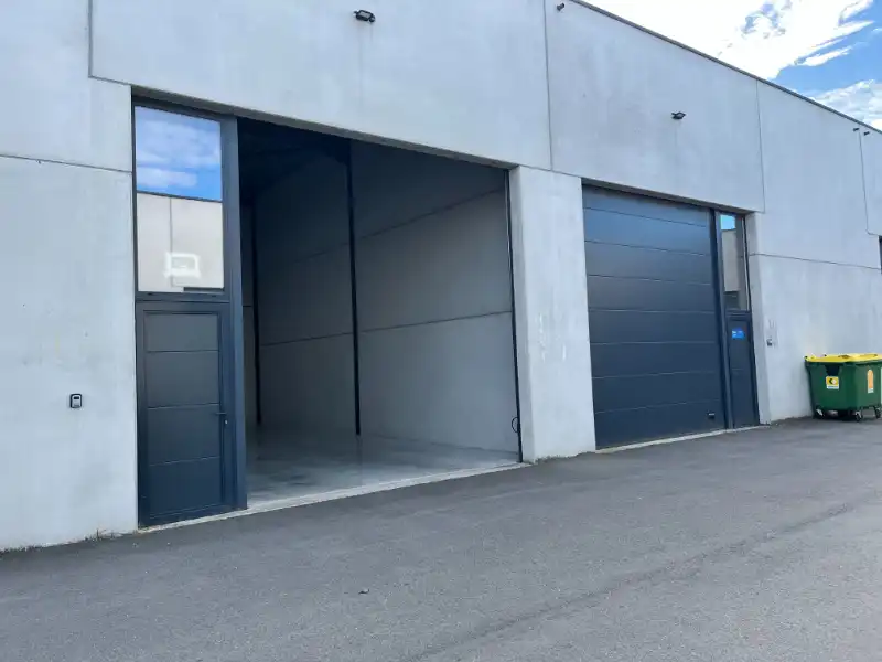 Praktische loods van 132 m² met 2 parkeerplaatsen in Rumbeke foto 2