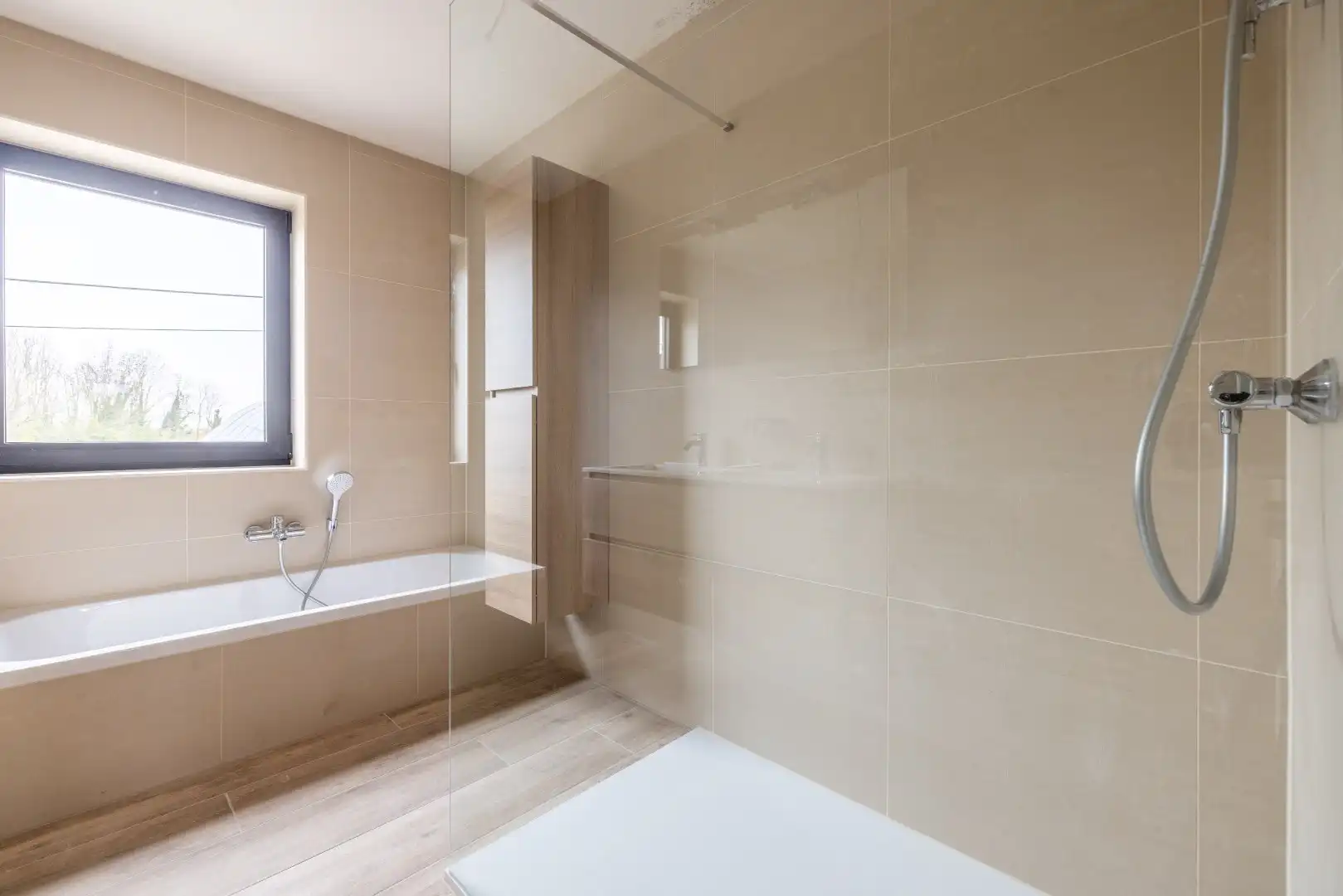 Recente woning met 3 slk, garage, terras tuin en zonnepanelen  foto 17