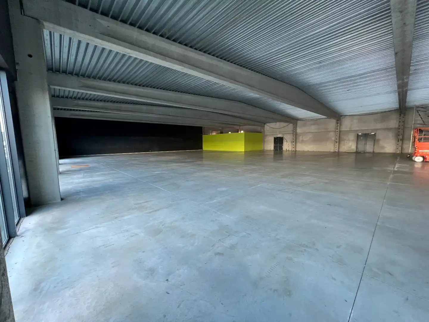 819m² AMBACHTELIJKE KMO-UNIT TE IEPER foto 3